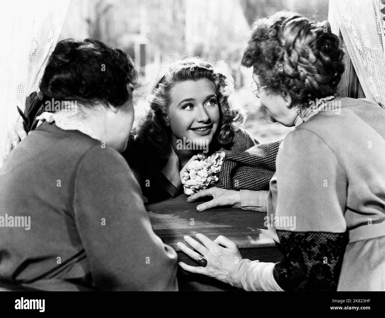 Josephine Hull, Priscilla Lane & Jean Adair Film: Arsen Und Alte Spitze (1944) Charaktere: Abby Brewster,Elaine Harper & Martha Brewster Regie: Frank Capra 01 March 1944 **WARNUNG** Dieses Foto ist nur für redaktionelle Zwecke bestimmt und unterliegt dem Copyright von WARNER BROS und/oder des Fotografen, der von der Film- oder Produktionsfirma beauftragt wurde, und kann nur von Publikationen im Zusammenhang mit der Bewerbung des oben genannten Films reproduziert werden. Eine obligatorische Gutschrift an WARNER BROS ist erforderlich. Der Fotograf sollte auch bei Bekanntwerden des Fotos gutgeschrieben werden. Ohne schriftliche Genehmigung des Films kann keine kommerzielle Nutzung gewährt werden Stockfoto