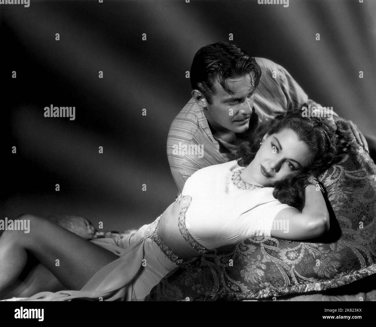 John Hall & Maria Montez Film Ali Baba and the Forty Thieves (1946) Charaktere: & Amara Regie: :Arthur Lubin 14. Januar 1944 **WARNUNG** dieses Foto ist nur für redaktionelle Zwecke bestimmt und unterliegt dem Urheberrecht von UNIVERSAL und/oder dem Fotografen, der von der Film or Production Company zugewiesen wurde und kann nur durch Veröffentlichungen in Verbindung mit der Werbung für den oben genannten Film reproduziert werden. Eine obligatorische Gutschrift für UNIVERSAL ist erforderlich. Der Fotograf sollte ebenfalls angerechnet werden, wenn er bekannt ist. Ohne schriftliche Genehmigung der Film Company kann keine kommerzielle Nutzung gewährt werden. Stockfoto