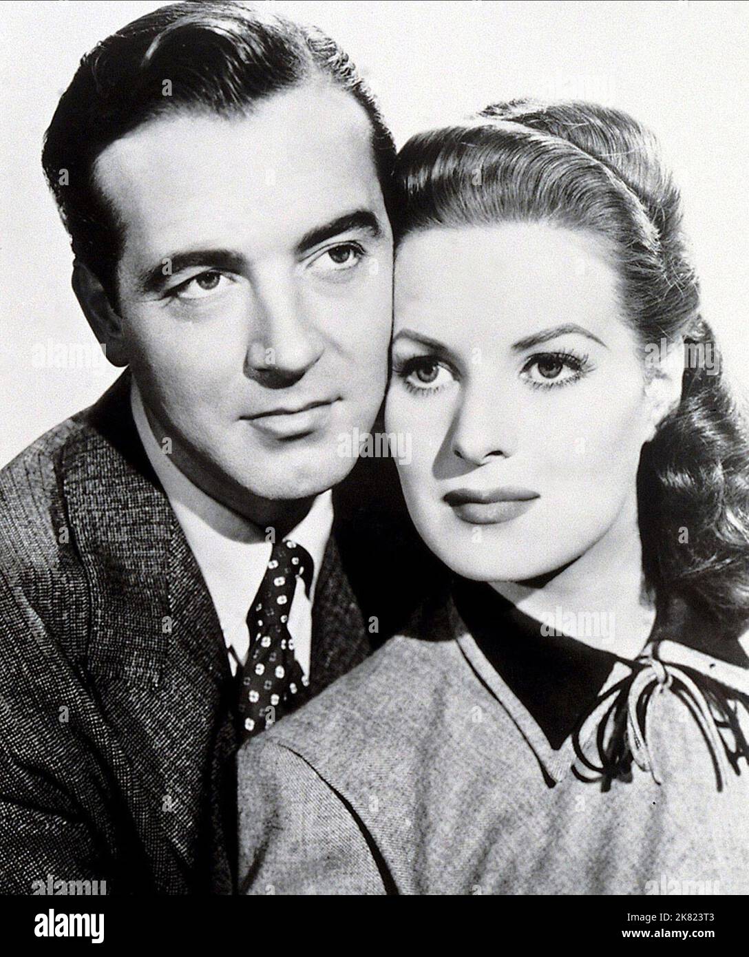 John Payne & Maureen O'Hara Film: Miracle on 34. Street (USA 1947) Charaktere: Fred Gailey, Doris Walker Regie: George Seaton 02 May 1947 **WARNUNG** Dieses Foto ist nur für den redaktionellen Gebrauch bestimmt und unterliegt dem Copyright von 20. CENTURY FOX und/oder des Fotografen, der von der Film- oder Produktionsfirma beauftragt wurde, und kann nur durch Publikationen im Zusammenhang mit der Bewerbung des oben genannten Films reproduziert werden. Eine obligatorische Gutschrift an 20. CENTURY FOX ist erforderlich. Der Fotograf sollte auch bei Bekanntwerden des Fotos gutgeschrieben werden. Ohne schriftliche Genehmigung der Film Company kann keine kommerzielle Nutzung gewährt werden. Stockfoto