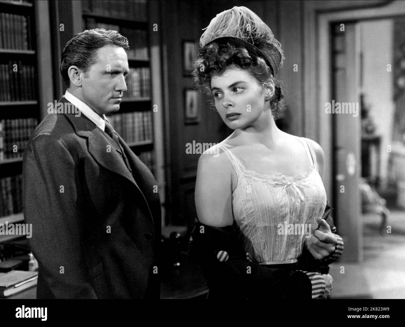 Spencer Tracy & Ingrid Bergman Film: Dr. Jekyll and Mr. Hyde (USA 1941) Charaktere: Dr. Henry Jekyll, Ivy Peterson / Literaturverfilmung (nach dem Buch von Robert Louis Stevenson) Regie: Victor Fleming 12. August 1941 **WARNUNG** Dieses Foto ist nur für redaktionelle Zwecke bestimmt und unterliegt dem Copyright von MGM und/oder dem von der Film- oder Produktionsfirma beauftragten Fotografen und kann nur durch Publikationen im Zusammenhang mit der Bewerbung des oben genannten Films reproduziert werden. Eine obligatorische Gutschrift an MGM ist erforderlich. Der Fotograf sollte auch bei Bekanntwerden des Fotos gutgeschrieben werden. Mit kann keine kommerzielle Nutzung gewährt werden Stockfoto