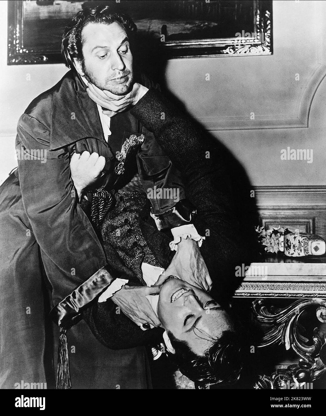 Vincent Price & Glenn Langan Film Dragonwyck (1946) Charaktere: Nicholas Van Ryn, Dr. Jeff Turner Regie: Joseph L. Mankiewicz 10. April 1946 **WARNUNG** dieses Foto ist nur für redaktionelle Zwecke bestimmt und ist urheberrechtlich geschützt von 20 CENTURY FOX und/oder dem von der Film- oder Produktionsgesellschaft beauftragten Fotografen und kann nur durch Veröffentlichungen in Verbindung mit der Werbung für den oben genannten Film reproduziert werden. Eine obligatorische Gutschrift für 20 CENTURY FOX ist erforderlich. Der Fotograf sollte ebenfalls angerechnet werden, wenn er bekannt ist. Ohne schriftliche Genehmigung der Film Company kann keine kommerzielle Nutzung gewährt werden. Stockfoto