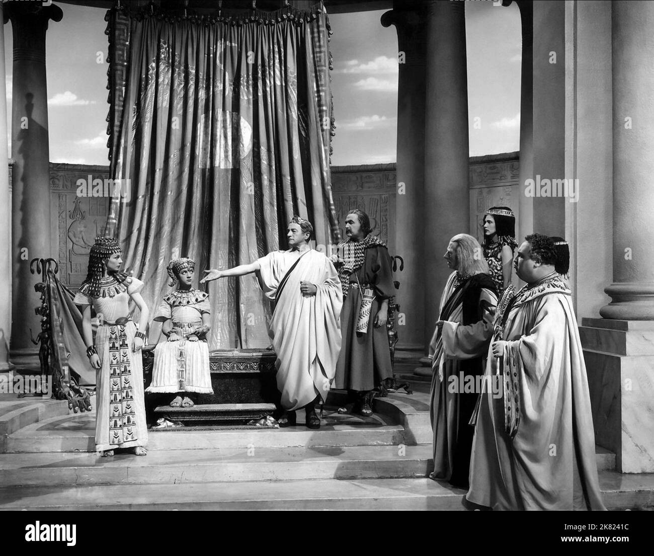 Vivien Leigh, Claude Rains, Ernest Thesiger, Anthony Harvey, Cecil Parker & Francis L. Sullivan Film: Caesar and Cleopatra (1945) Charaktere: Cleopatra, Julius Caesar, Theodotus, Ptolemäus, Britannus, Pothinus Regie: Gabriel Pascal 11. Dezember 1945 **WARNUNG** Dieses Foto ist nur für den redaktionellen Gebrauch bestimmt und unterliegt dem Copyright von EAGLE-LION DISTRIBUTORS LIMITED und/oder des Fotografen, der von der Film- oder Produktionsfirma beauftragt wurde und kann nur durch Publikationen im Zusammenhang mit der Bewerbung des oben genannten Films reproduziert werden. Eine obligatorische Gutschrift an EAGLE-LION DISTRIBUTORS LIMITED ist erforderlich. Das Pho Stockfoto