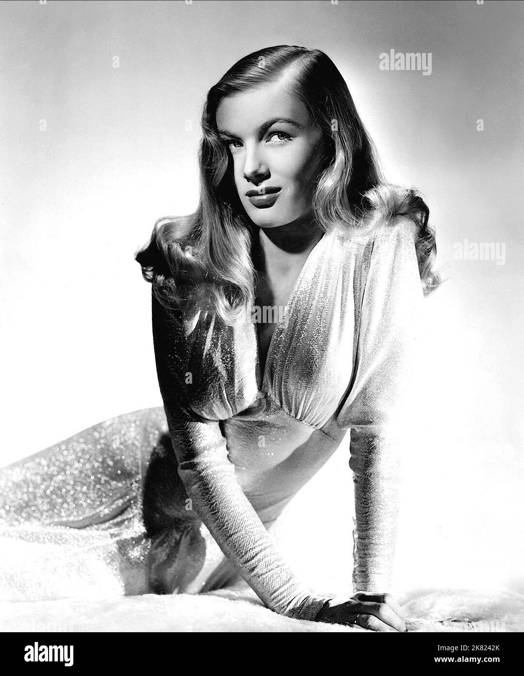 Veronica Lake Film: This Gun For Hire (1940) Charaktere: Ellen Graham Regie: Frank Tuttle 13 May 1942 **WARNUNG** Dieses Foto ist nur für redaktionelle Zwecke bestimmt und unterliegt dem Copyright von PARAMOUNT PICTURES und/oder des Fotografen, der von der Film- oder Produktionsfirma beauftragt wurde und darf nur von Publikationen im Zusammenhang mit der Bewerbung des oben genannten Films reproduziert werden. Eine obligatorische Gutschrift für PARAMOUNT-BILDER ist erforderlich. Der Fotograf sollte auch bei Bekanntwerden des Fotos gutgeschrieben werden. Ohne schriftliche Genehmigung der Film Company kann keine kommerzielle Nutzung gewährt werden. Stockfoto