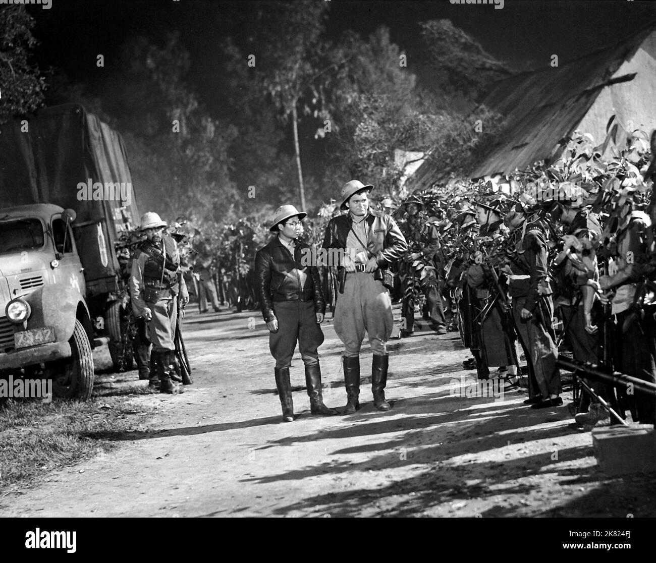 Barry Nelson Film: A Yank on the Burma Road; China Caravan (USA 1942) Regie: George B. Seitz 29 January 1942 **WARNUNG** Dieses Foto ist nur für redaktionelle Zwecke bestimmt und unterliegt dem Copyright von MGM und/oder dem Fotografen, der von der Film- oder Produktionsfirma beauftragt wurde, und kann nur von Publikationen im Zusammenhang mit der Bewerbung des oben genannten Films reproduziert werden. Eine obligatorische Gutschrift an MGM ist erforderlich. Der Fotograf sollte auch bei Bekanntwerden des Fotos gutgeschrieben werden. Ohne schriftliche Genehmigung der Film Company kann keine kommerzielle Nutzung gewährt werden. Stockfoto