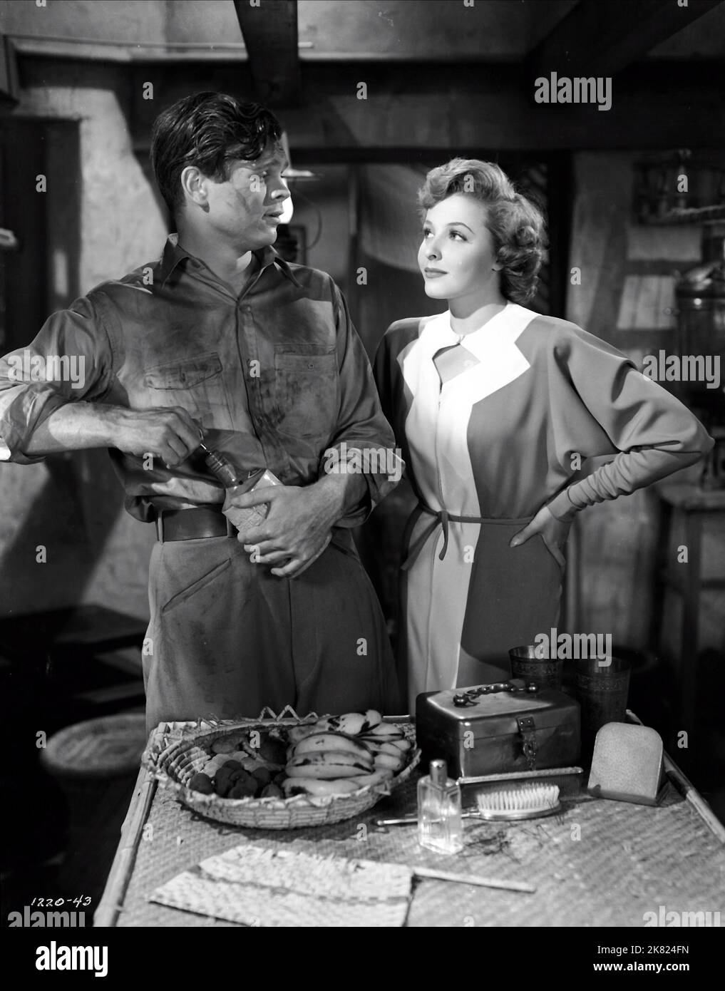 Barry Nelson & Laraine Day Film: A Yank on the Burma Road; China Caravan (USA 1942) Regie: George B. Seitz 29 January 1942 **WARNUNG** Dieses Foto ist nur für redaktionelle Zwecke bestimmt und unterliegt dem Copyright von MGM und/oder dem Fotografen, der von der Film- oder Produktionsfirma beauftragt wurde, und kann nur von Publikationen im Zusammenhang mit der Bewerbung des oben genannten Films reproduziert werden. Eine obligatorische Gutschrift an MGM ist erforderlich. Der Fotograf sollte auch bei Bekanntwerden des Fotos gutgeschrieben werden. Ohne schriftliche Genehmigung der Film Company kann keine kommerzielle Nutzung gewährt werden. Stockfoto