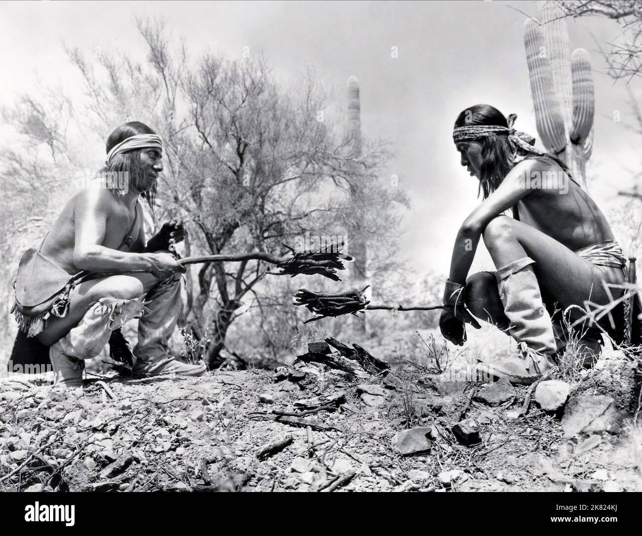 Red Indian Scene Film: Arizona (USA 1940) Regie: Wesley Ruggles 15 November 1940 **WARNUNG** Dieses Foto ist nur für redaktionelle Zwecke bestimmt und unterliegt dem Copyright von COLUMBIA und/oder dem von der Film- oder Produktionsfirma beauftragten Fotografen und kann nur von Publikationen im Zusammenhang mit der Bewerbung des oben genannten Films reproduziert werden. Eine obligatorische Gutschrift an COLUMBIA ist erforderlich. Der Fotograf sollte auch bei Bekanntwerden des Fotos gutgeschrieben werden. Ohne schriftliche Genehmigung der Film Company kann keine kommerzielle Nutzung gewährt werden. Stockfoto