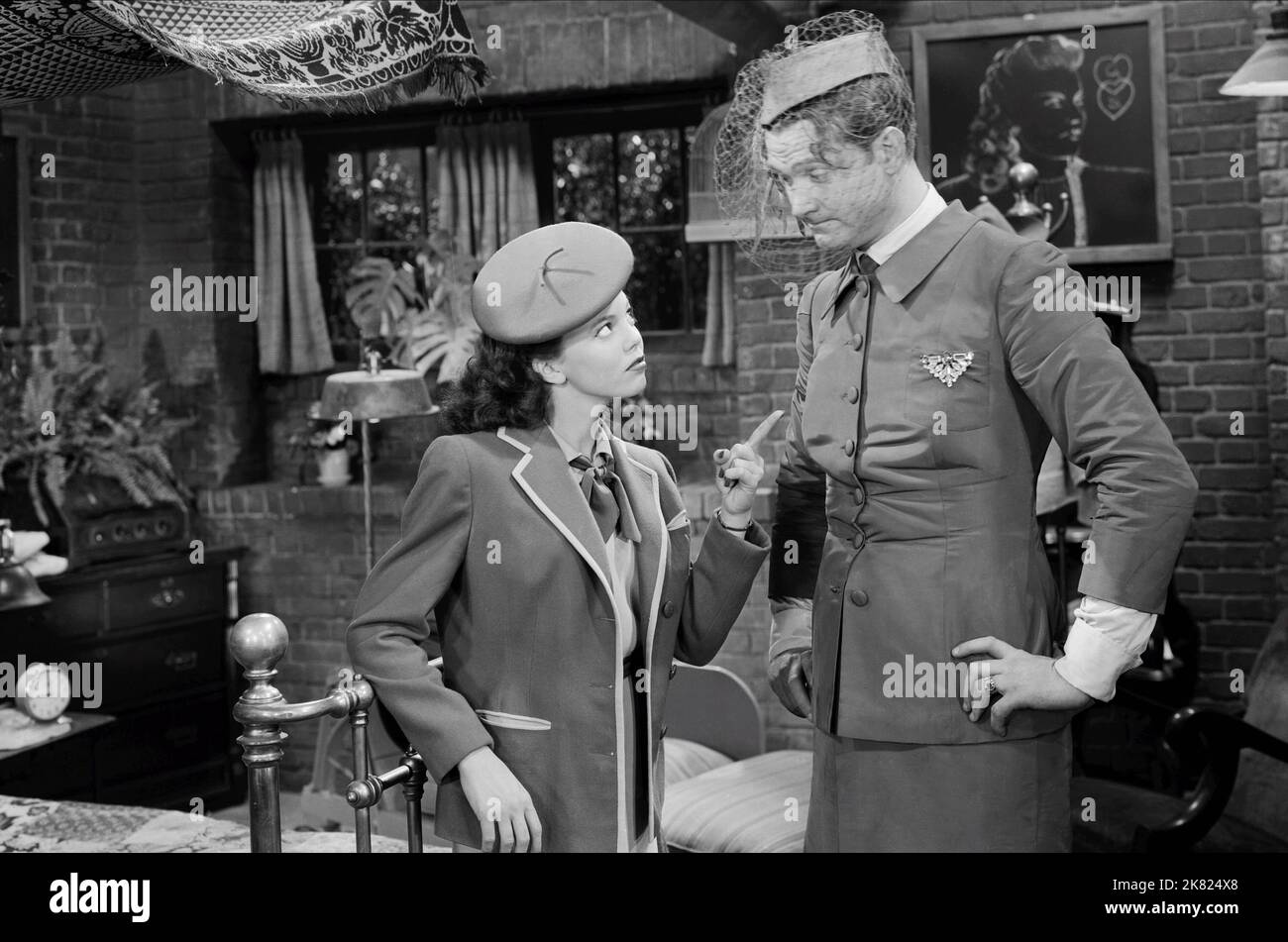 Jean Porter & Red Skelton Film: Bading Beauty (USA 1944) Charaktere: Jean Allenwood, Steve Elliot Regie: George Sidney 27 June 1944 **WARNUNG** Dieses Foto ist nur für redaktionelle Zwecke bestimmt und unterliegt dem Copyright von MGM und/oder dem Fotografen, der von der Film- oder Produktionsfirma beauftragt wurde, und kann nur von Publikationen im Zusammenhang mit der Bewerbung des oben genannten Films reproduziert werden. Eine obligatorische Gutschrift an MGM ist erforderlich. Der Fotograf sollte auch bei Bekanntwerden des Fotos gutgeschrieben werden. Ohne schriftliche Genehmigung der Film Company kann keine kommerzielle Nutzung gewährt werden. Stockfoto