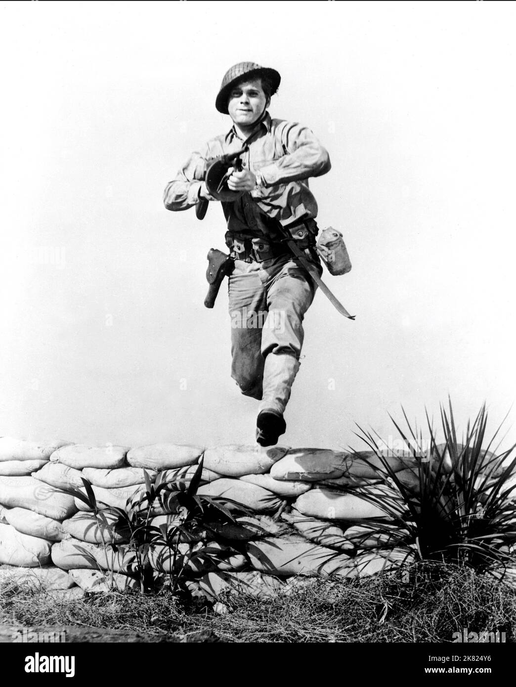 Barry Nelson Film: Bataan (USA 1943) Charaktere: F.X. Matowski Director: Tay Garnet 03 June 1943 **WARNUNG** Dieses Foto ist nur für den redaktionellen Gebrauch bestimmt und unterliegt dem Copyright von MGM und/oder dem Fotografen, der von der Film- oder Produktionsfirma beauftragt wurde, und kann nur durch Publikationen im Zusammenhang mit der Bewerbung des oben genannten Films reproduziert werden. Eine obligatorische Gutschrift an MGM ist erforderlich. Der Fotograf sollte auch bei Bekanntwerden des Fotos gutgeschrieben werden. Ohne schriftliche Genehmigung der Film Company kann keine kommerzielle Nutzung gewährt werden. Stockfoto