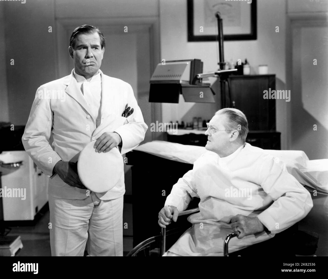 NAT Pendleton & Lionel Barrymore Film Calling Dr. Gillespie (1942) Charaktere: Joe Wayman, Dr. Leonard Gillespie Regie: Harold S. Bucquet 09. Juli 1942 **WARNUNG** dieses Foto ist nur für redaktionelle Zwecke bestimmt und unterliegt dem Copyright von MGM und/oder dem Fotografen, der von der Film or Production Company zugewiesen wurde. Eine obligatorische Gutschrift an MGM ist erforderlich. Der Fotograf sollte ebenfalls angerechnet werden, wenn er bekannt ist. Ohne schriftliche Genehmigung der Film Company kann keine kommerzielle Nutzung gewährt werden. Stockfoto