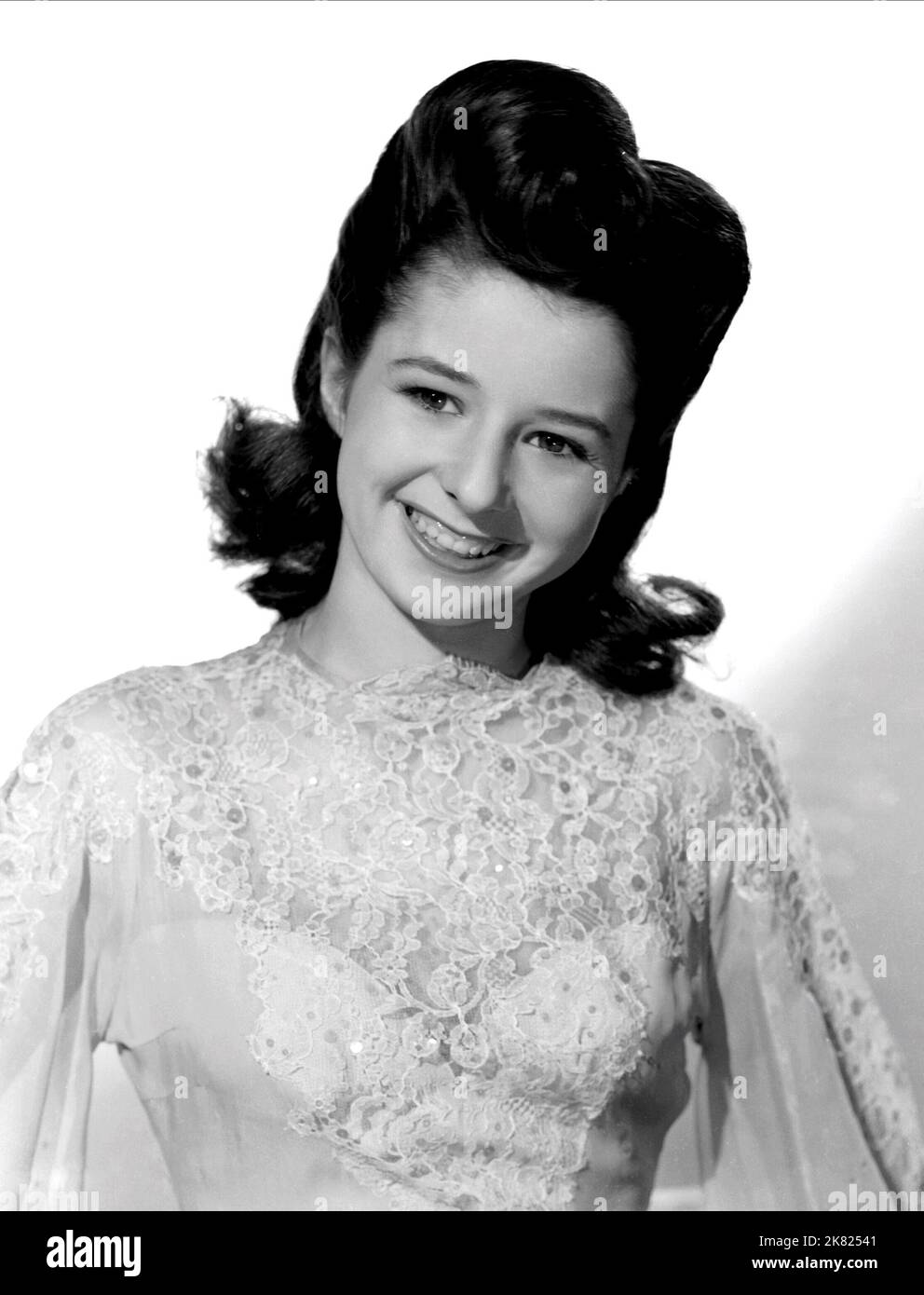 Virginia Weidler Film: Born To Sing (1942) Charaktere: Patsy Eastman Regie: Edward Ludwig 18. Februar 1942 **WARNUNG** Dieses Foto ist nur für redaktionelle Zwecke bestimmt und unterliegt dem Copyright von EDWARD LUDWIG und/oder dem von der Film- oder Produktionsfirma beauftragten Fotografen.Es kann nur von Publikationen im Zusammenhang mit der Bewerbung des oben genannten Films reproduziert werden. Eine obligatorische Gutschrift an EDWARD LUDWIG ist erforderlich. Der Fotograf sollte auch bei Bekanntwerden des Fotos gutgeschrieben werden. Ohne schriftliche Genehmigung der Film Company kann keine kommerzielle Nutzung gewährt werden. Stockfoto