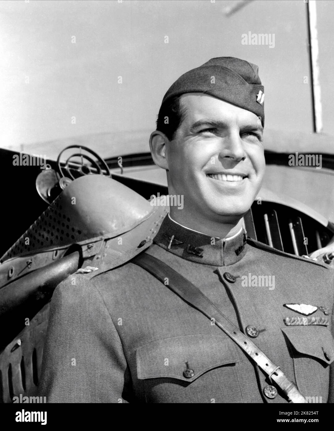 Fred Macmurray Film: Captain Eddie (1945) Charaktere: Captain Edward Rickenbacker Regie: Lloyd Bacon 19 June 1945 **WARNUNG** Dieses Foto ist nur für den redaktionellen Gebrauch bestimmt und unterliegt dem Copyright von 20. CENTURY FOX und/oder des Fotografen, der von der Film- oder Produktionsfirma beauftragt wurde, und kann nur durch Publikationen im Zusammenhang mit der Bewerbung des oben genannten Films reproduziert werden. Eine obligatorische Gutschrift an 20. CENTURY FOX ist erforderlich. Der Fotograf sollte auch bei Bekanntwerden des Fotos gutgeschrieben werden. Ohne schriftliche Genehmigung der Film Company kann keine kommerzielle Nutzung gewährt werden. Stockfoto