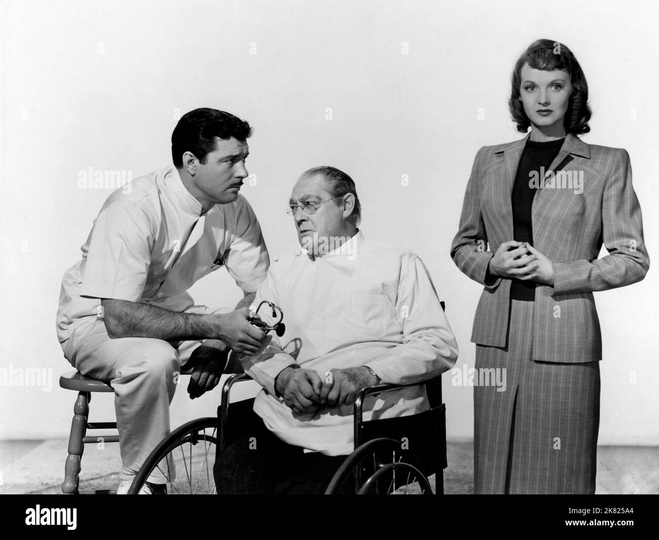 James Craig, Lionel Barrymore & Lucille Bremer Film: Dark Delusion (1947) Charaktere: Dr. Tommy Coalt, Dr. leonard Gillespie, Cynthia Grace Regie: Willis Goldbeck 25 June 1947 **WARNUNG** Dieses Foto ist nur für redaktionelle Zwecke bestimmt und unterliegt dem Copyright von MGM und/oder dem Fotografen, der von der Film- oder Produktionsfirma beauftragt wurde, und kann nur von Publikationen im Zusammenhang mit der Bewerbung des oben genannten Films reproduziert werden. Eine obligatorische Gutschrift an MGM ist erforderlich. Der Fotograf sollte auch bei Bekanntwerden des Fotos gutgeschrieben werden. Ohne schriftliche Genehmigung der Film Company kann keine kommerzielle Nutzung gewährt werden. Stockfoto