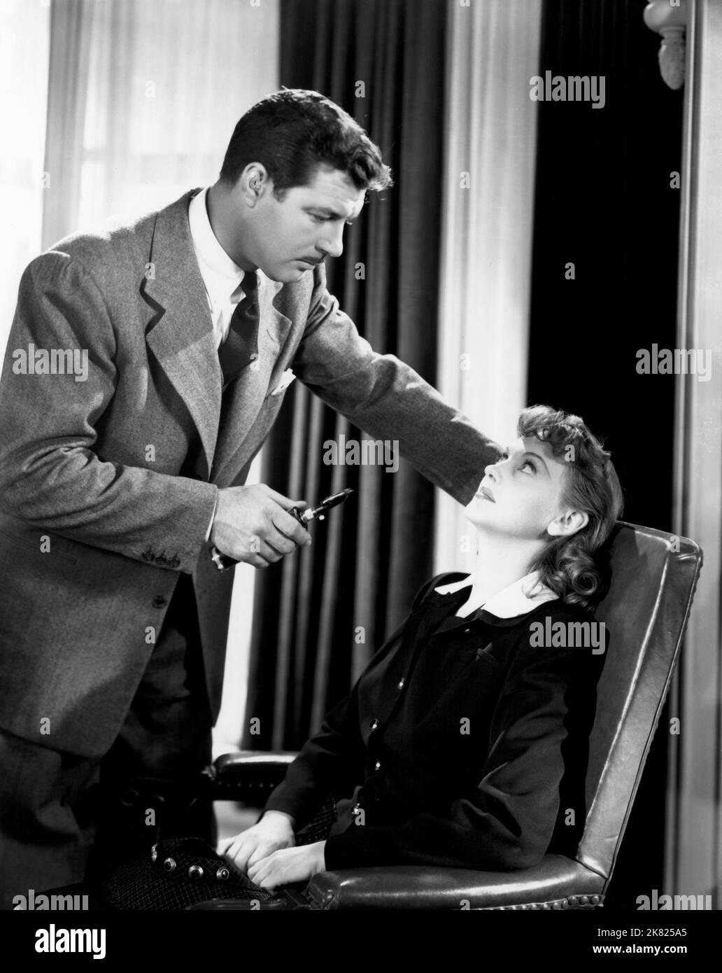 James Craig & Lucille Bremer Film Dark Delusion (1947) Charaktere: Dr. Tommy Coalt, Cynthia Grace Regie: Willis Goldbeck 25. Juni 1947 **WARNUNG** dieses Foto ist nur für redaktionelle Zwecke bestimmt und unterliegt dem Urheberrecht von MGM und/oder dem Fotografen, der von der Film or Production Company zugewiesen wurde. Eine obligatorische Gutschrift an MGM ist erforderlich. Der Fotograf sollte ebenfalls angerechnet werden, wenn er bekannt ist. Ohne schriftliche Genehmigung der Film Company kann keine kommerzielle Nutzung gewährt werden. Stockfoto