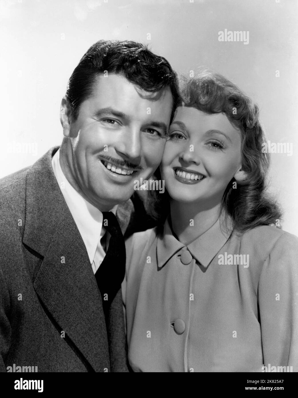 James Craig & Lucille Bremer Film Dark Delusion (1945) Charaktere: Dr. Tommy Coalt, Cynthia Grace Regie: Willis Goldbeck 25. Juni 1947 **WARNUNG** dieses Foto ist nur für redaktionelle Zwecke bestimmt und unterliegt dem Copyright von MGM und/oder dem Fotografen, der von der Film or Production Company zugewiesen wurde. Es kann nur durch Veröffentlichungen in Verbindung mit der Werbung für den oben genannten Film reproduziert werden. Eine obligatorische Gutschrift an MGM ist erforderlich. Der Fotograf sollte ebenfalls angerechnet werden, wenn er bekannt ist. Ohne schriftliche Genehmigung der Film Company kann keine kommerzielle Nutzung gewährt werden. Stockfoto