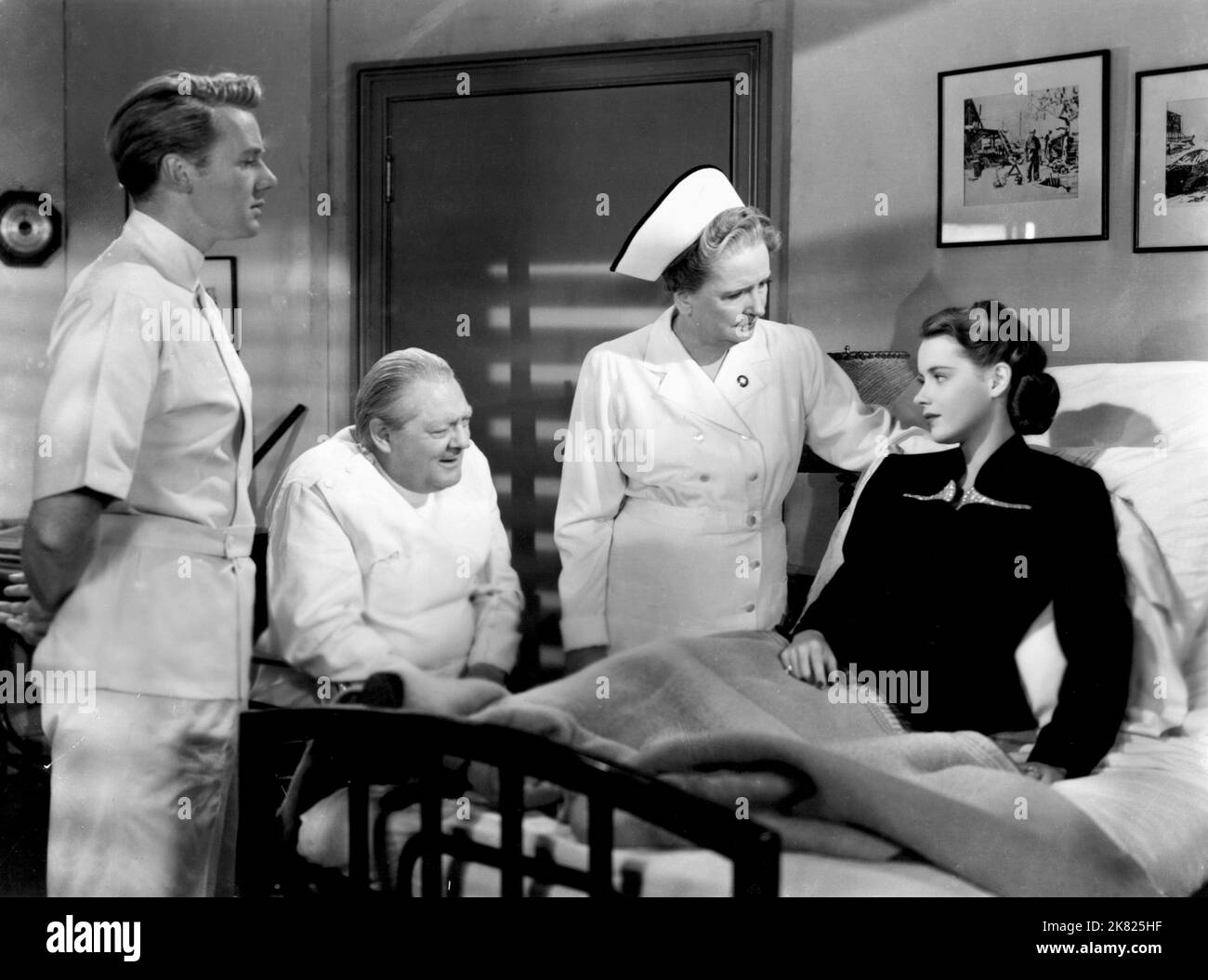 Van Johnson, Lionel Barrymore & Susan Peters Film: Dr. Gillespie'S New Assistant (1943) Charaktere: Dr. Randall 'Red' Adams, Dr. Leonard Gillespie, Mrs. Howard Allwinn Junge Regie: Willis Goldbeck 08 May 1942 **WARNUNG** Dieses Foto ist nur für redaktionelle Zwecke bestimmt und unterliegt dem Copyright von MGM und/oder dem Fotografen, der von der Film- oder Produktionsfirma beauftragt wurde, und kann nur von Publikationen im Zusammenhang mit der Bewerbung des oben genannten Films reproduziert werden. Eine obligatorische Gutschrift an MGM ist erforderlich. Der Fotograf sollte auch bei Bekanntwerden des Fotos gutgeschrieben werden. Ohne schriftliche Genehmigung kann keine kommerzielle Nutzung gewährt werden Stockfoto