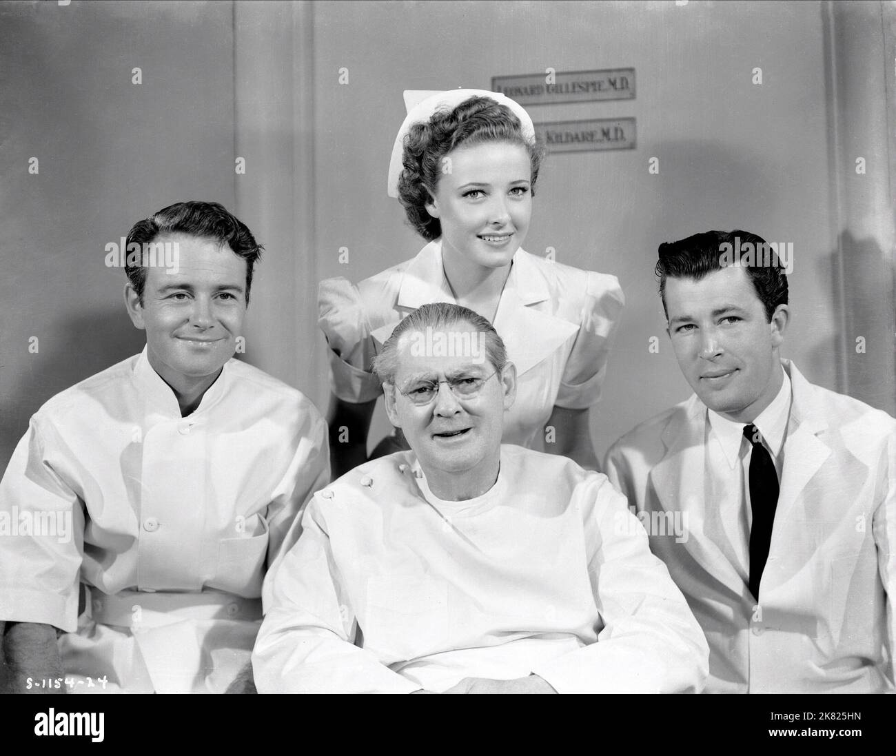 Lew Ayres, Lionel Barrymore, Laraine Day & John Shelton Film: Dr. Kildare Goes Home (USA 1940) Charaktere: Dr. James Kildare, Dr. Leonard Gillespie, Mary Lamont, Dr. Davidson Regie: Harold S.Bucquet 06 September 1940 **WARNUNG** Dieses Foto ist nur für den redaktionellen Gebrauch bestimmt und unterliegt dem Copyright von MGM und/oder dem Fotografen, der von der Film- oder Produktionsfirma beauftragt wurde, und kann nur durch Publikationen im Zusammenhang mit der Bewerbung des oben genannten Films reproduziert werden. Eine obligatorische Gutschrift an MGM ist erforderlich. Der Fotograf sollte auch bei Bekanntwerden des Fotos gutgeschrieben werden. Ohne kann keine kommerzielle Nutzung gewährt werden Stockfoto