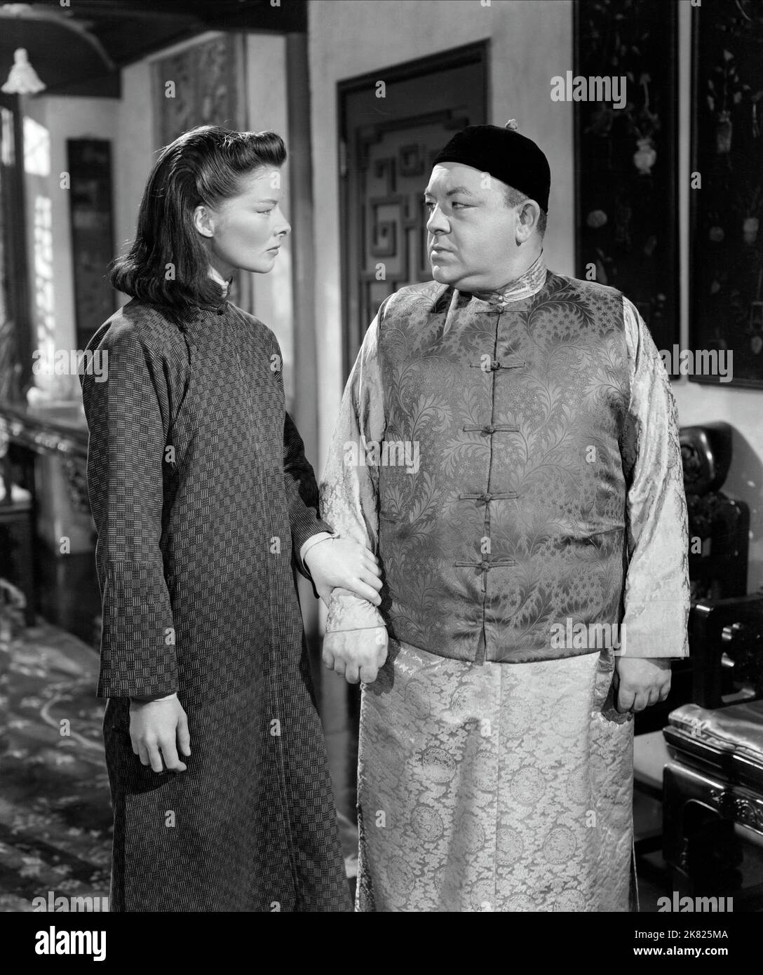 Katharine Hepburn & Akim Tamiroff Film: Dragon Seed (1944) Charaktere: Jade Tan, Wu Lien Regie: Harold S. Bucquet 20 July 1944 **WARNUNG** Dieses Foto ist nur für den redaktionellen Gebrauch bestimmt und unterliegt dem Copyright von MGM und/oder dem Fotografen, der von der Film- oder Produktionsfirma beauftragt wurde, und kann nur durch Publikationen im Zusammenhang mit der Bewerbung des oben genannten Films reproduziert werden. Eine obligatorische Gutschrift an MGM ist erforderlich. Der Fotograf sollte auch bei Bekanntwerden des Fotos gutgeschrieben werden. Ohne schriftliche Genehmigung der Film Company kann keine kommerzielle Nutzung gewährt werden. Stockfoto