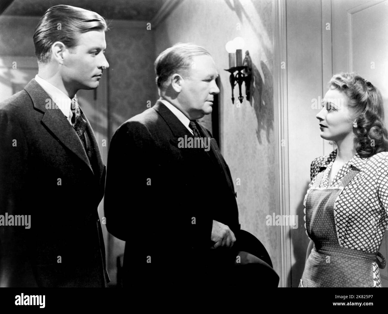 Richard Travis & Julie Bishop Film Escape from Crime (1940) Charaktere: Red O'Hara, Molly O'Hara Regie: D. Ross Lederman 25. Juli 1942 **WARNUNG** dieses Foto ist nur für redaktionelle Zwecke bestimmt und unterliegt dem Copyright von WARNER BROS und/oder dem Fotografen, der von der Film or Production Company zugewiesen wurde. Eine obligatorische Gutschrift für WARNER BROS ist erforderlich. Der Fotograf sollte ebenfalls angerechnet werden, wenn er bekannt ist. Ohne schriftliche Genehmigung der Film Company kann keine kommerzielle Nutzung gewährt werden. Stockfoto