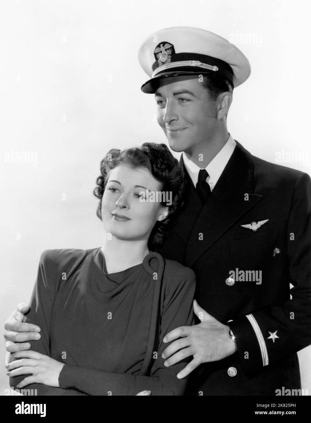 Ruth Hussey & Robert Taylor Film: Flight Command (1943) Charaktere: Lorna Gary, Ensign Alan Drake Regie: Frank Borzage 17 December 1940 **WARNUNG** Dieses Foto ist nur für redaktionelle Zwecke bestimmt und unterliegt dem Copyright von MGM und/oder dem von der Film- oder Produktionsfirma beauftragten Fotografen und kann nur durch Publikationen im Zusammenhang mit der Bewerbung des oben genannten Films reproduziert werden. Eine obligatorische Gutschrift an MGM ist erforderlich. Der Fotograf sollte auch bei Bekanntwerden des Fotos gutgeschrieben werden. Ohne schriftliche Genehmigung der Film Company kann keine kommerzielle Nutzung gewährt werden. Stockfoto