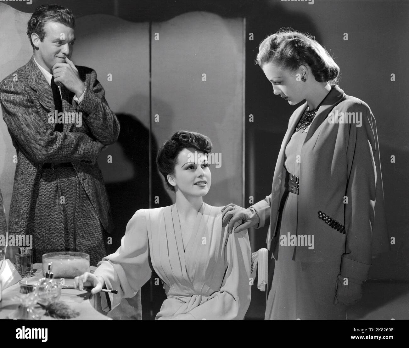 Van Heflin, Patricia Dane & Cecilia Parker Film: Grand Central Murder (1942) Charaktere: 'Rocky' Custer, Mida King, Bühnenname von Beulah Toohey, Constance 'Connie' Furness Regie: S. Sylvan Simon 01 May 1942 **WARNUNG** Dieses Foto ist nur für redaktionelle Zwecke bestimmt und unterliegt dem Copyright von METRO und/oder dem Fotografen, der von der Film- oder Produktionsfirma beauftragt wurde, und kann nur durch Publikationen im Zusammenhang mit der Bewerbung des oben genannten Films reproduziert werden. Eine obligatorische Gutschrift für METRO ist erforderlich. Der Fotograf sollte auch bei Bekanntwerden des Fotos gutgeschrieben werden. Ohne Schreibzugriff kann keine kommerzielle Nutzung gewährt werden Stockfoto