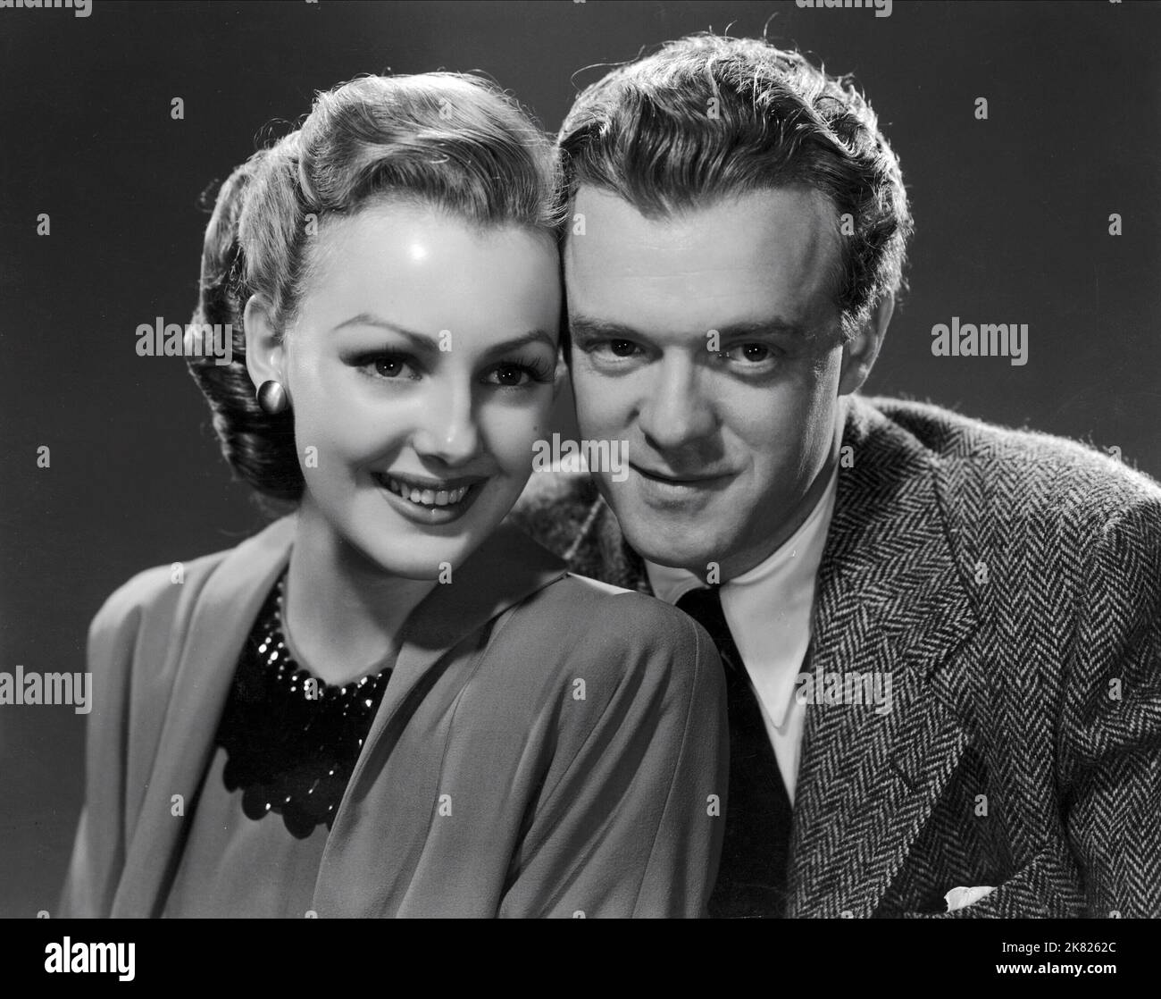 Cecilia Parker & Van Heflinfilm: Grand Central Murder (1942) Charaktere: Constance 'Connie' Furness, 'Rocky' Custer Regie: S. Sylvan Simon 01 May 1942 **WARNUNG** Dieses Foto ist nur für redaktionelle Zwecke bestimmt und unterliegt dem Copyright von METRO und/oder dem Fotografen, der von der Film- oder Produktionsfirma beauftragt wurde, und kann nur durch Publikationen im Zusammenhang mit der Bewerbung des oben genannten Films reproduziert werden. Eine obligatorische Gutschrift für METRO ist erforderlich. Der Fotograf sollte auch bei Bekanntwerden des Fotos gutgeschrieben werden. Ohne schriftliche Genehmigung der Film Company kann keine kommerzielle Nutzung gewährt werden. Stockfoto