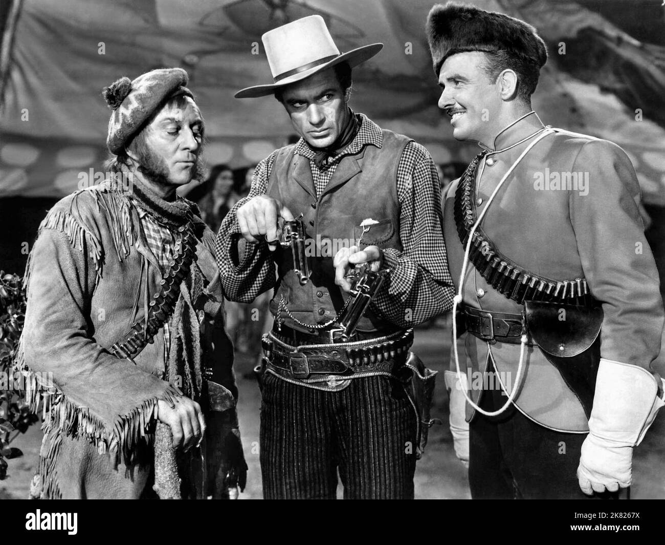 Gary Cooper & Preston Foster Film North West Mounted Police (1940) Charaktere: Dusty Rivers & Sgt. Jim Brett Regie: Cecil B. DeMille 21. Oktober 1940 **WARNUNG** dieses Foto ist nur für redaktionelle Zwecke bestimmt und unterliegt dem Copyright von PARAMOUNT und/oder dem Fotografen, der von der Film or Production Company zugewiesen wurde. Es kann nur durch Veröffentlichungen in Verbindung mit der Werbung für den oben genannten Film reproduziert werden. Es ist eine obligatorische Gutschrift bis ÜBERGEORDNETEN BETRAG erforderlich. Der Fotograf sollte ebenfalls angerechnet werden, wenn er bekannt ist. Ohne schriftliche Genehmigung der Film Company kann keine kommerzielle Nutzung gewährt werden. Stockfoto