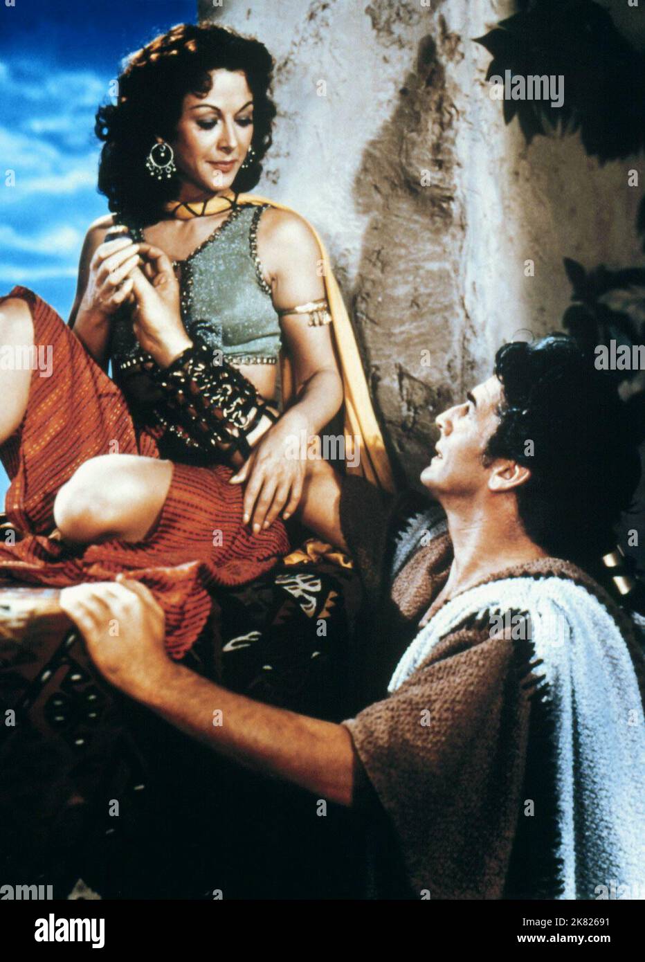 Hedy Lamarr & Victor Mature Film Samson and Delilah (USA 1949) Charaktere: Delilah & Samson Regie: Cecil B. DeMille 21. Dezember 1949 **WARNUNG** dieses Foto ist nur für redaktionelle Zwecke bestimmt und unterliegt dem Urheberrecht von PARAMOUNT PICTURES und/oder dem Fotografen, der von der Film or Production Company zugewiesen wurde. Es kann nur durch Veröffentlichungen in Verbindung mit der Werbung für den oben genannten Film reproduziert werden. Es ist eine obligatorische Gutschrift erforderlich, um BILDER ZU ÜBERSCHNEIDEN. Der Fotograf sollte ebenfalls angerechnet werden, wenn er bekannt ist. Ohne schriftliche Genehmigung der Film Company kann keine kommerzielle Nutzung gewährt werden. Stockfoto