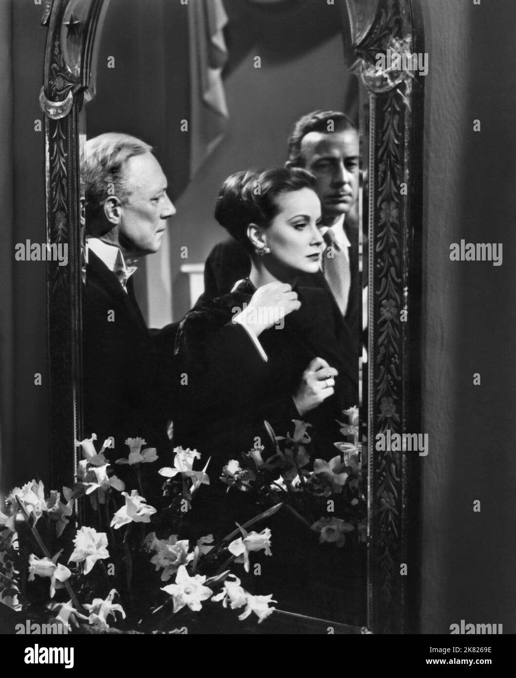 Szene mit Alida Valli Film: The Paradine Case (1947) Charaktere: MIT Mrs. Maddalena Anna Paradine Regie: Alfred Hitchcock 31 December 1947 **WARNUNG** Dieses Foto ist nur für redaktionelle Verwendung bestimmt und unterliegt dem Copyright von UNITED ARTISTS und/oder dem von der Film- oder Produktionsfirma beauftragten Fotografen und kann nur durch Publikationen im Zusammenhang mit der Bewerbung des oben genannten Films reproduziert werden. Eine obligatorische Gutschrift für UNITED ARTISTS ist erforderlich. Der Fotograf sollte auch bei Bekanntwerden des Fotos gutgeschrieben werden. Ohne schriftliche Genehmigung der Film Company kann keine kommerzielle Nutzung gewährt werden. Stockfoto