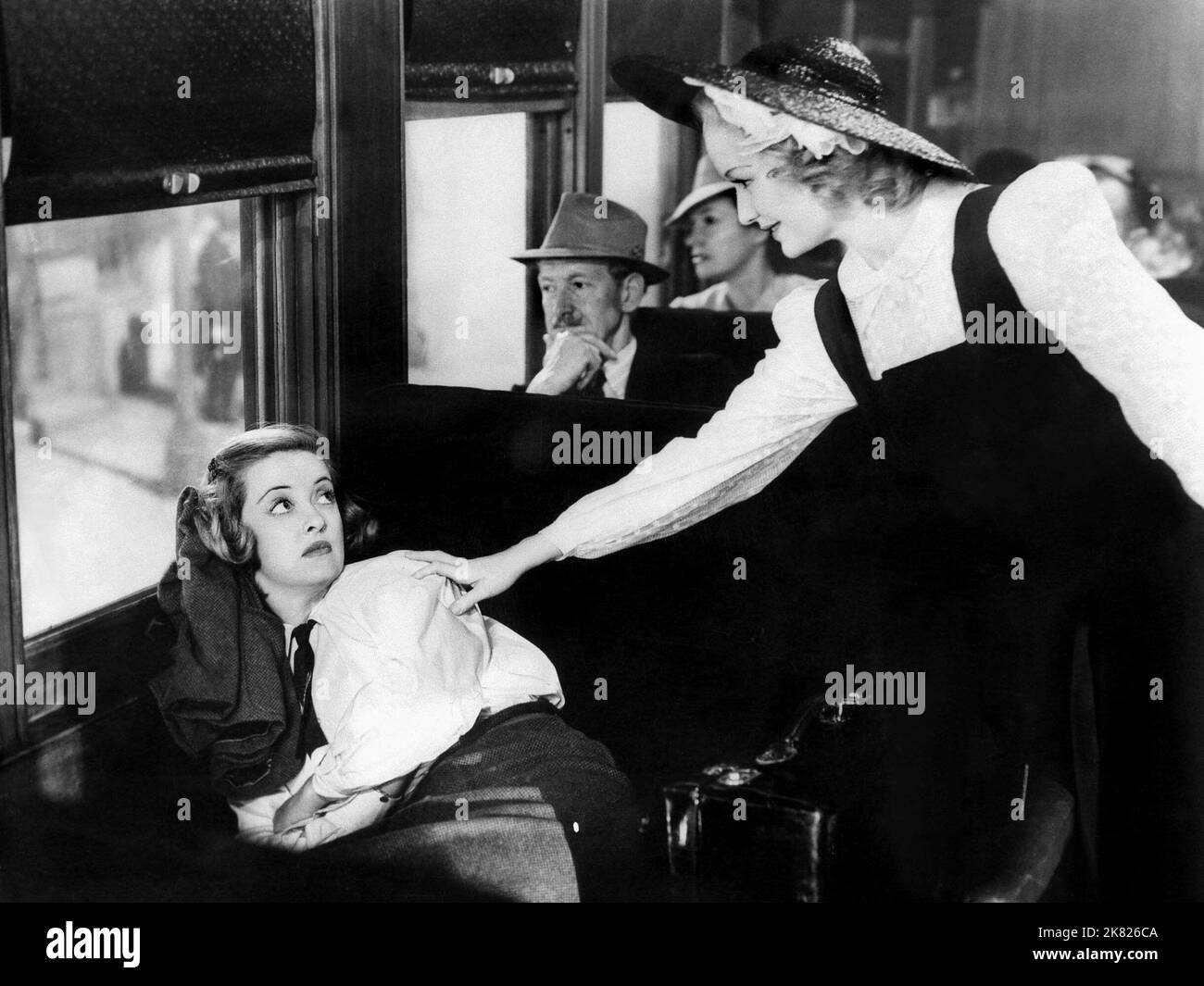 Bette Davis & Miriam Hopkins Film Old bekanntance (USA 1943) Charaktere: Kit Marlowe & Millie Drake Regie: Vincent Sherman 27. November 1943 **WARNUNG** dieses Foto ist nur für redaktionelle Zwecke bestimmt und ist urheberrechtlich geschützt von WARNER BROS. Und/oder dem von der Film- oder Produktionsgesellschaft beauftragten Fotografen und dürfen nur durch Veröffentlichungen in Verbindung mit der Werbung für den oben genannten Film reproduziert werden. Eine obligatorische Gutschrift an WARNER BROS. Ist erforderlich. Der Fotograf sollte ebenfalls angerechnet werden, wenn er bekannt ist. Ohne schriftliche Genehmigung der Film Company kann keine kommerzielle Nutzung gewährt werden. Stockfoto