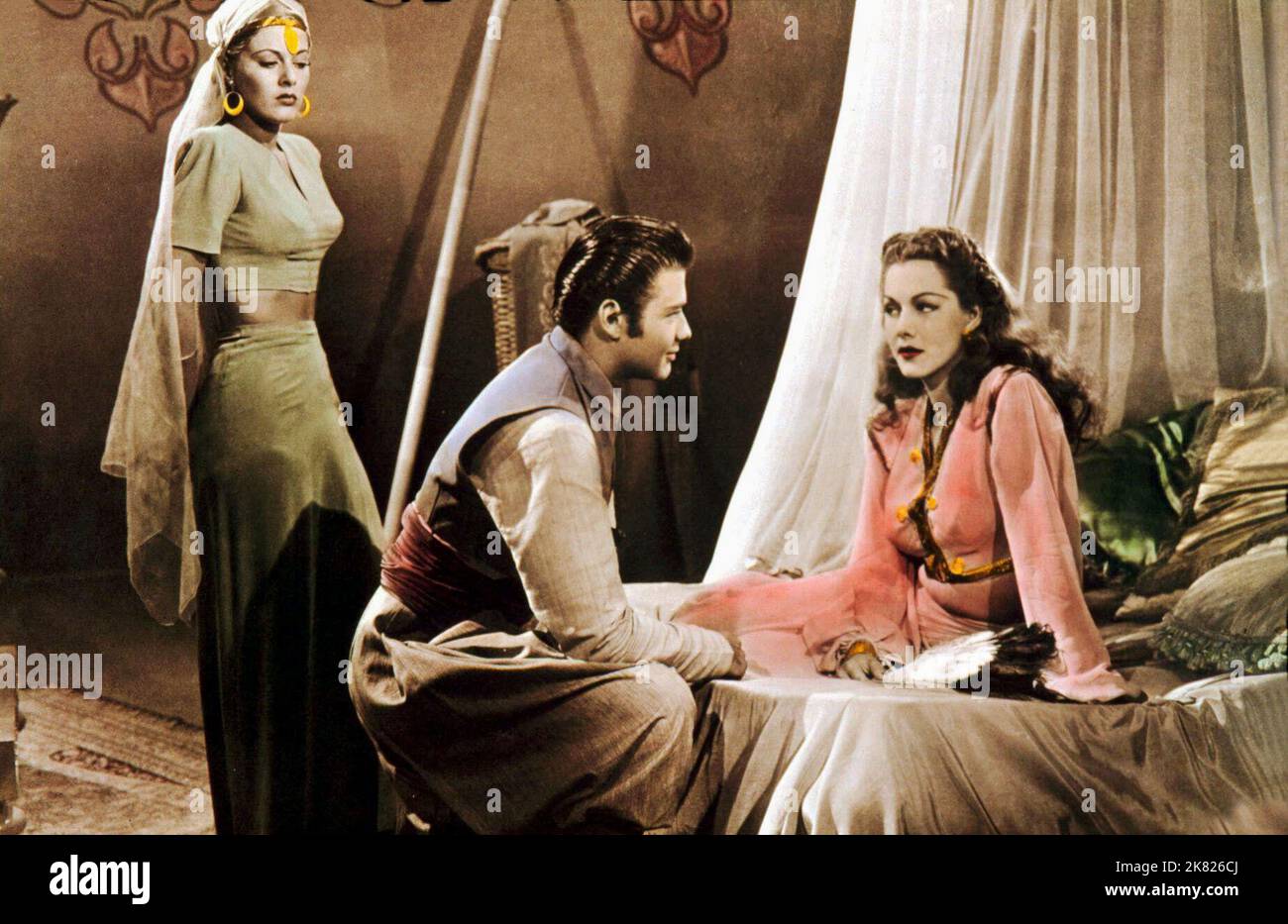 Turhan Bey & Maria Montez Film Ali Baba and the Forty Thieves (1944) Charaktere: Jamiel & Amara Regie: :Arthur Lubin 14. Januar 1944 **WARNUNG** dieses Foto ist nur für redaktionelle Zwecke bestimmt und unterliegt dem Urheberrecht von UNIVERSAL und/oder dem Fotografen, der von der Film or Production Company zugewiesen wurde und kann nur durch Veröffentlichungen in Verbindung mit der Werbung für den oben genannten Film reproduziert werden. Eine obligatorische Gutschrift für UNIVERSAL ist erforderlich. Der Fotograf sollte ebenfalls angerechnet werden, wenn er bekannt ist. Ohne schriftliche Genehmigung der Film Company kann keine kommerzielle Nutzung gewährt werden. Stockfoto