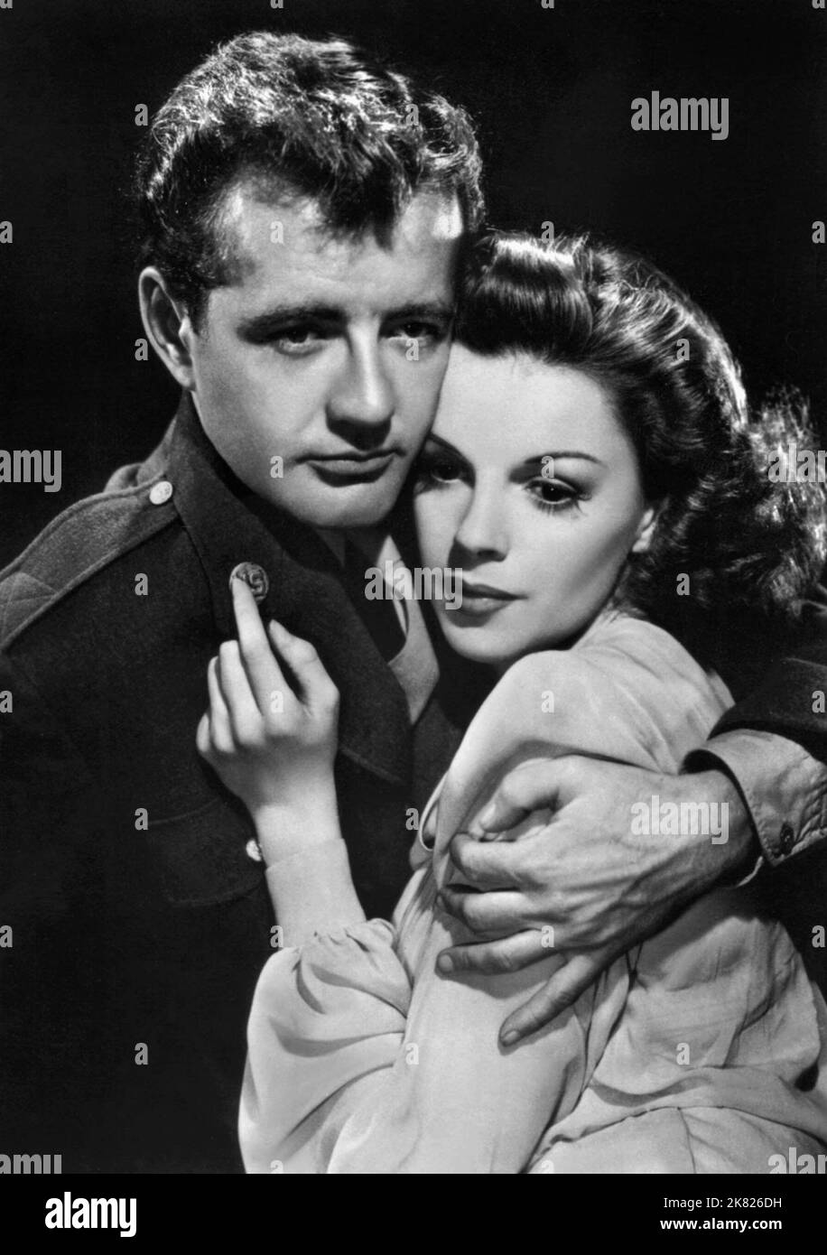 Robert Walker & Judy Garland Film: Die Uhr (1948) Charaktere: Korporal Joe Allen & Alice Mayberry Regie: Vincente Minnelli 22 March 1945 **WARNUNG** Dieses Foto ist nur für redaktionelle Zwecke bestimmt und unterliegt dem Copyright von MGM und/oder dem Fotografen, der von der Film- oder Produktionsfirma beauftragt wurde, und kann nur durch Publikationen im Zusammenhang mit der Bewerbung des oben genannten Films reproduziert werden. Eine obligatorische Gutschrift an MGM ist erforderlich. Der Fotograf sollte auch bei Bekanntwerden des Fotos gutgeschrieben werden. Ohne schriftliche Genehmigung der Film Company kann keine kommerzielle Nutzung gewährt werden. Stockfoto