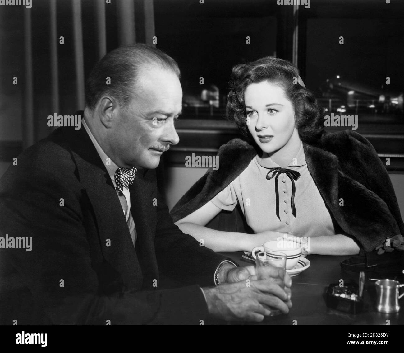 Robert Keith & Susan Hayward Film My Foolish Heart (1949) Charaktere: Henry Winters & Eloise Winters Regie: Mark Robson 25. Dezember 1949 **WARNUNG** dieses Foto ist nur für redaktionelle Zwecke bestimmt und unterliegt dem Copyright von RKO und/oder dem Fotografen, der von der Film or Production Company zugewiesen wurde. Es kann nur durch Veröffentlichungen in Verbindung mit der Werbung für den oben genannten Film reproduziert werden. Eine obligatorische Gutschrift an RKO ist erforderlich. Der Fotograf sollte ebenfalls angerechnet werden, wenn er bekannt ist. Ohne schriftliche Genehmigung der Film Company kann keine kommerzielle Nutzung gewährt werden. Stockfoto