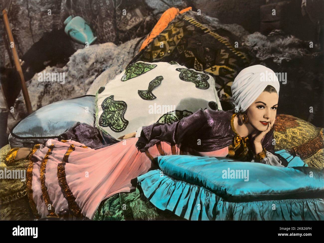 Maria Montez Film Ali Baba and the Forty Thieves (1946) Charaktere: Amara Regie: :Arthur Lubin 14. Januar 1944 **WARNUNG** dieses Foto ist nur für redaktionelle Zwecke bestimmt und unterliegt dem Urheberrecht von UNIVERSAL und/oder dem Fotografen, der von der Film- oder Produktionsgesellschaft beauftragt wurde. Es kann nur durch Veröffentlichungen in Verbindung mit der Werbung für den obigen Film reproduziert werden. Eine obligatorische Gutschrift für UNIVERSAL ist erforderlich. Der Fotograf sollte ebenfalls angerechnet werden, wenn er bekannt ist. Ohne schriftliche Genehmigung der Film Company kann keine kommerzielle Nutzung gewährt werden. Stockfoto
