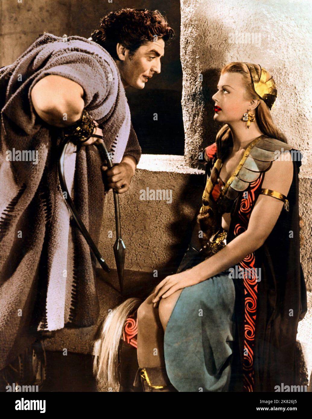 Victor Mature & Angela Lansbury Film Samson and Delilah (USA 1949) Charaktere: Samson & Semadar Regie: Cecil B. DeMille 21. Dezember 1949 **WARNUNG** dieses Foto ist nur für redaktionelle Zwecke bestimmt und unterliegt dem Urheberrecht von PARAMOUNT PICTURES und/oder dem Fotografen, der von der Film or Production Company zugewiesen wurde. Es kann nur durch Veröffentlichungen in Verbindung mit der Werbung für den oben genannten Film reproduziert werden. Es ist eine obligatorische Gutschrift erforderlich, um BILDER ZU ÜBERSCHNEIDEN. Der Fotograf sollte ebenfalls angerechnet werden, wenn er bekannt ist. Ohne schriftliche Genehmigung der Film Company kann keine kommerzielle Nutzung gewährt werden. Stockfoto