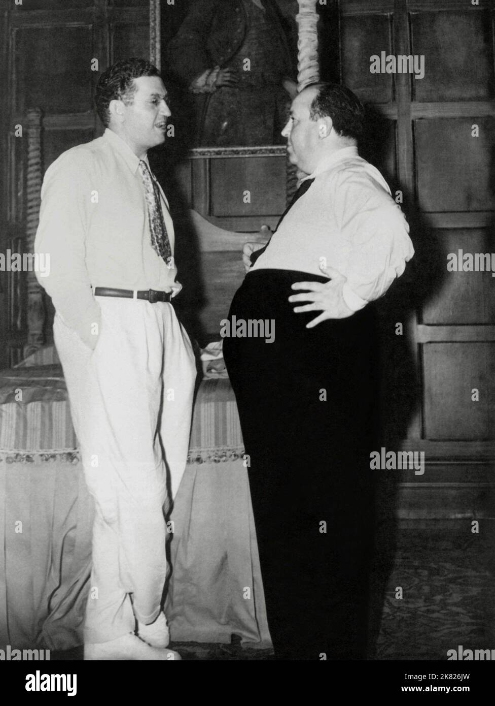 David O. Selznick & Alfred Hitchcock Film Rebecca (1940) Charaktere: & Man Outside Phone Booth (unkreditiert) Regie: Alfred Hitchcock 27. März 1940 **WARNUNG** dieses Foto ist nur für redaktionelle Zwecke bestimmt und unterliegt dem Copyright der UNITED ARTISTS und/oder des Fotografen, der von der Film or Production Company zugewiesen wurde. Eine obligatorische Gutschrift für UNITED ARTISTS ist erforderlich. Der Fotograf sollte ebenfalls angerechnet werden, wenn er bekannt ist. Ohne schriftliche Genehmigung der Film Company kann keine kommerzielle Nutzung gewährt werden. Stockfoto