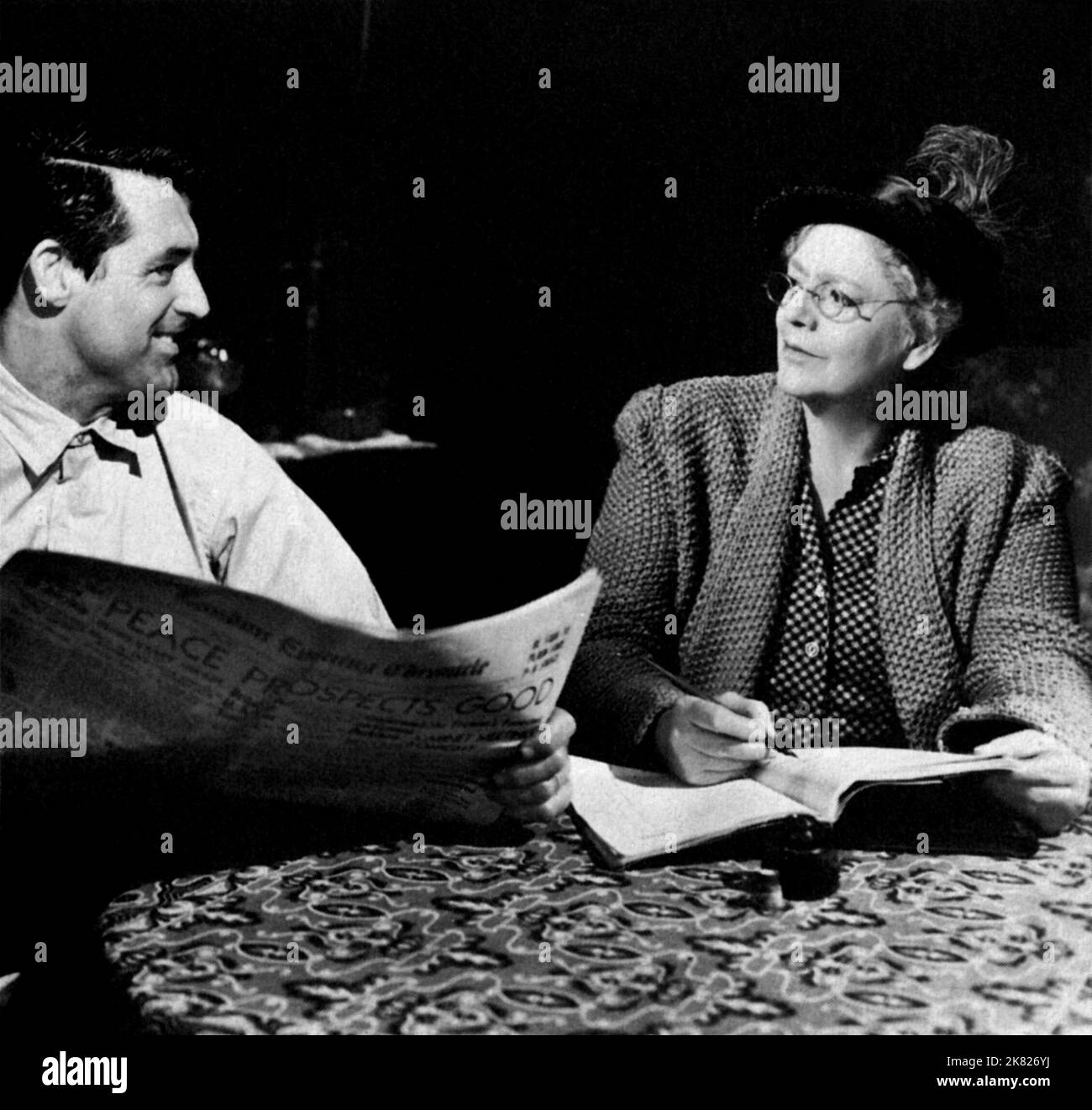 Cary Grant & Ethel Barrymore Film None but the Lonely Heart (1949) Charaktere: Ernie Mott & Ma Mott (als Miss Ethel Barrymore) Regisseur: Clifford Odets 17. Oktober 1944 **WARNUNG** dieses Foto ist nur für redaktionelle Zwecke bestimmt und unterliegt dem Copyright von RKO und/oder dem Fotografen, der von der Film oder Production Company zugewiesen wurde. Eine obligatorische Gutschrift an RKO ist erforderlich. Der Fotograf sollte ebenfalls angerechnet werden, wenn er bekannt ist. Ohne schriftliche Genehmigung der Film Company kann keine kommerzielle Nutzung gewährt werden. Stockfoto