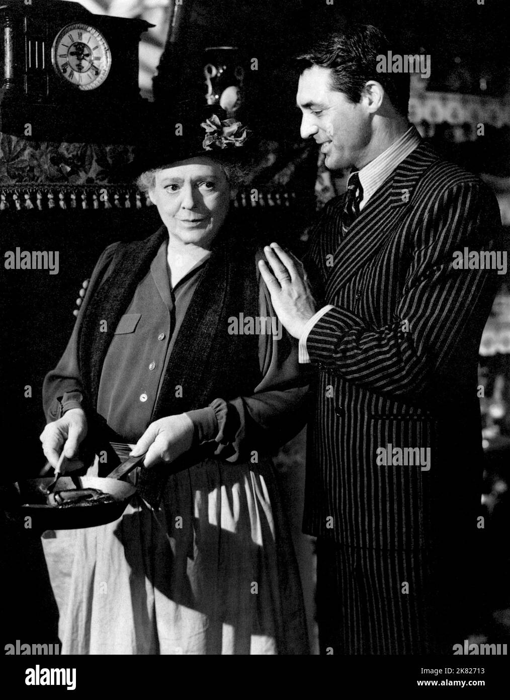 Ethel Barrymore & Cary Grant Film None but the Lonely Heart (1944) Charaktere: MA Mott (als Miss Ethel Barrymore) & Ernie Mott Regie: Clifford Odets 17. Oktober 1944 **WARNUNG** dieses Foto ist nur für redaktionelle Zwecke bestimmt und unterliegt dem Copyright von RKO und/oder dem Fotografen, der von der Film oder Production Company zugewiesen wurde. Eine obligatorische Gutschrift an RKO ist erforderlich. Der Fotograf sollte ebenfalls angerechnet werden, wenn er bekannt ist. Ohne schriftliche Genehmigung der Film Company kann keine kommerzielle Nutzung gewährt werden. Stockfoto