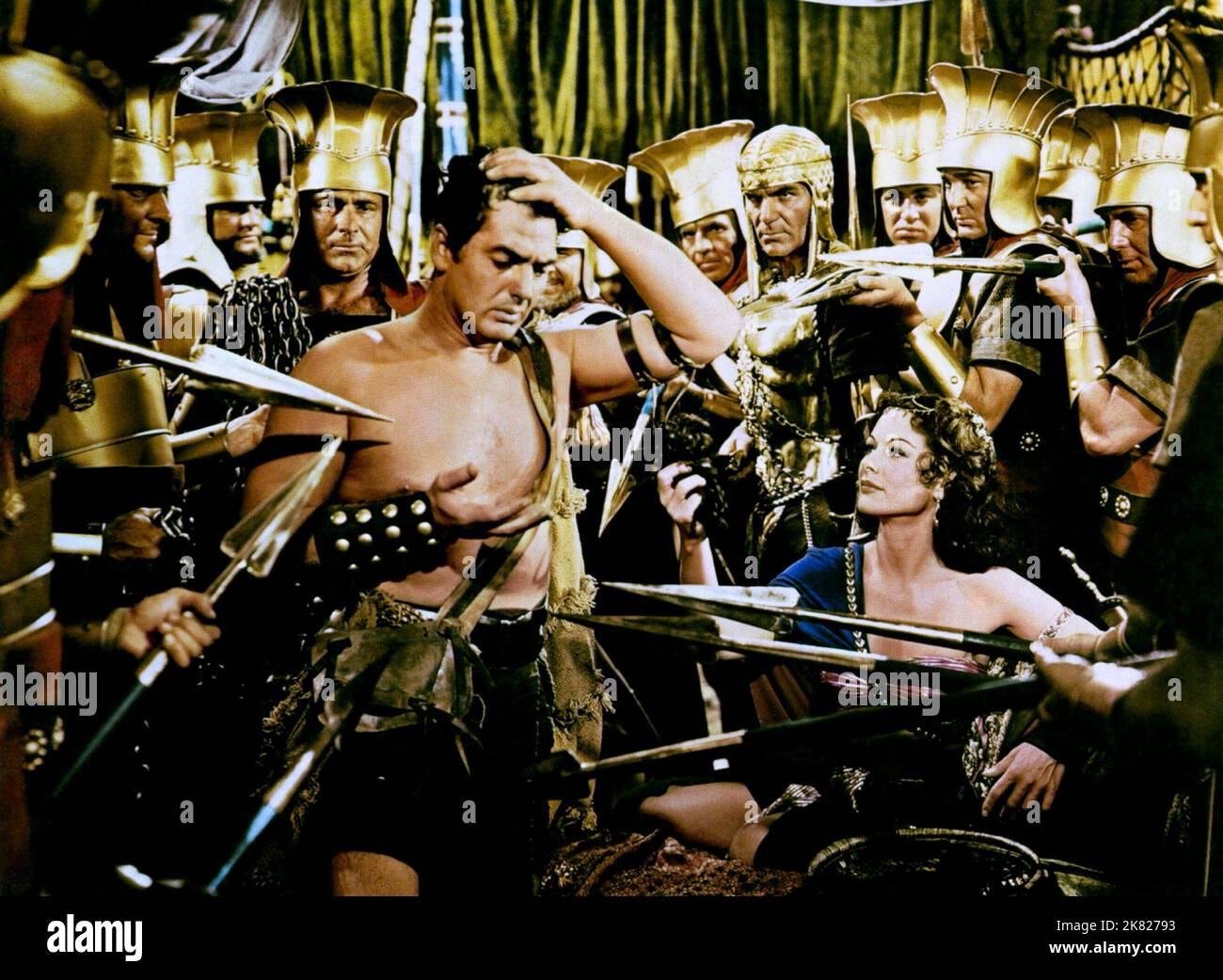 Victor Mature & Hedy Lamarr Film Samson and Delilah (USA 1949) Charaktere: Samson & Delilah Regie: Cecil B. DeMille 21. Dezember 1949 **WARNUNG** dieses Foto ist nur für redaktionelle Zwecke bestimmt und unterliegt dem Urheberrecht von PARAMOUNT PICTURES und/oder dem Fotografen, der von der Film or Production Company zugewiesen wurde. Es kann nur durch Veröffentlichungen in Verbindung mit der Werbung für den oben genannten Film reproduziert werden. Es ist eine obligatorische Gutschrift erforderlich, um BILDER ZU ÜBERSCHNEIDEN. Der Fotograf sollte ebenfalls angerechnet werden, wenn er bekannt ist. Ohne schriftliche Genehmigung der Film Company kann keine kommerzielle Nutzung gewährt werden. Stockfoto