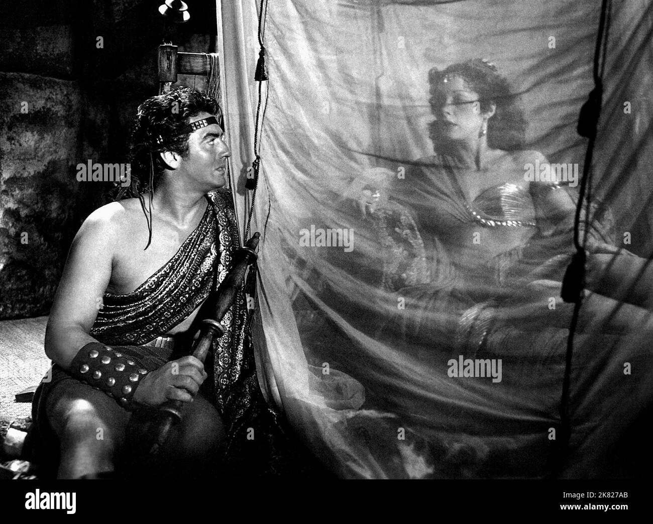 Victor Mature & Hedy Lamarr Film Samson and Delilah (USA 1949) Charaktere: Samson & Delilah Regie: Cecil B. DeMille 21. Dezember 1949 **WARNUNG** dieses Foto ist nur für redaktionelle Zwecke bestimmt und unterliegt dem Urheberrecht von PARAMOUNT PICTURES und/oder dem Fotografen, der von der Film or Production Company zugewiesen wurde. Es kann nur durch Veröffentlichungen in Verbindung mit der Werbung für den oben genannten Film reproduziert werden. Es ist eine obligatorische Gutschrift erforderlich, um BILDER ZU ÜBERSCHNEIDEN. Der Fotograf sollte ebenfalls angerechnet werden, wenn er bekannt ist. Ohne schriftliche Genehmigung der Film Company kann keine kommerzielle Nutzung gewährt werden. Stockfoto