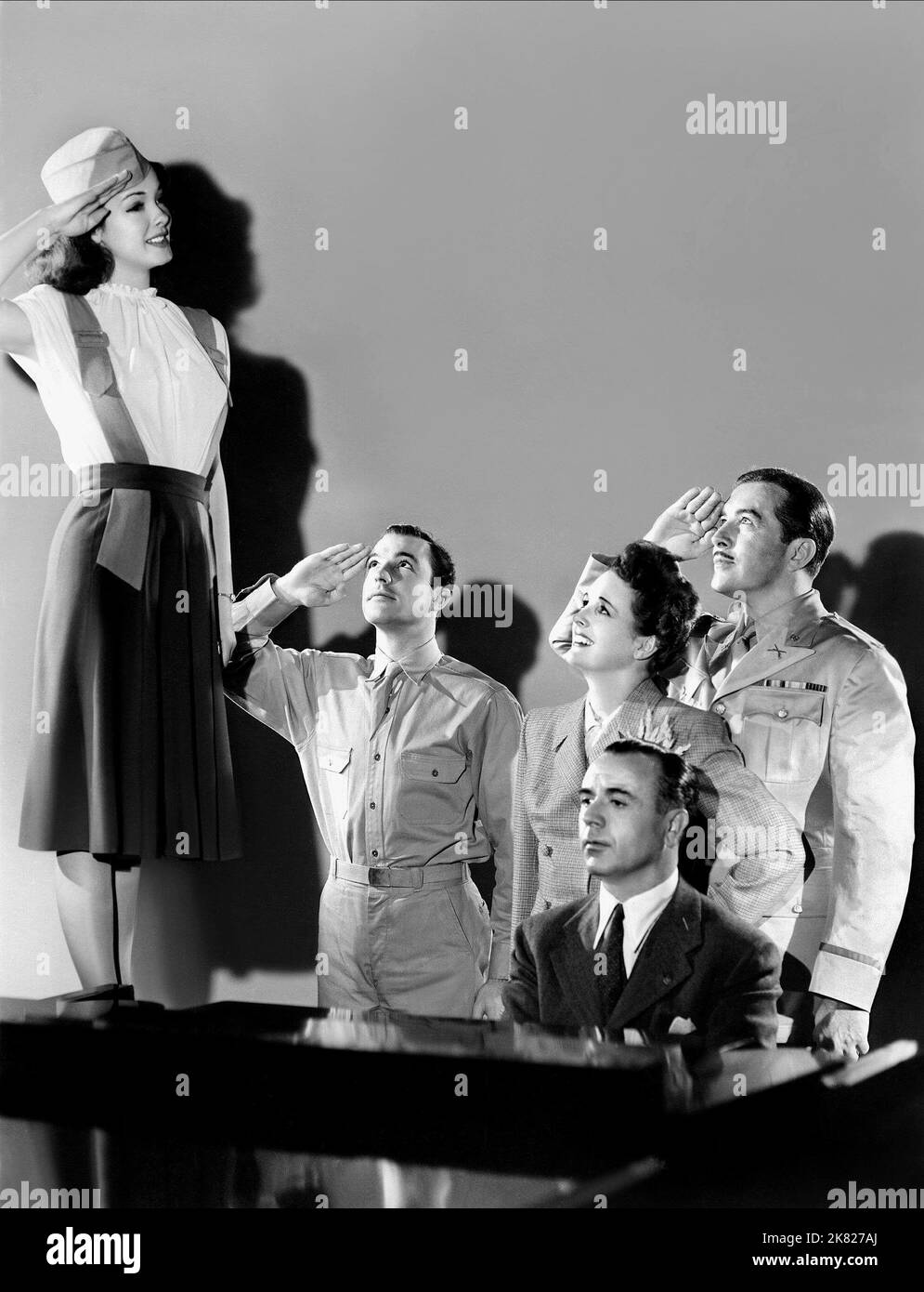 Kathryn Grayson, Gene Kelly, Mary Astor & John Boles Film: Thousands Cheer (USA 1943) Charaktere: Kathryn Jones,Private Eddie Marsh,Hyllary Jones & Colonel Bill Jones Regie: George Sidney 13. September 1943 **WARNUNG** Dieses Foto ist nur für redaktionelle Zwecke bestimmt und unterliegt dem Copyright von MGM und/oder dem von der Film- oder Produktionsfirma beauftragten Fotografen und kann nur von Publikationen im Zusammenhang mit der Bewerbung des oben genannten Films reproduziert werden. Eine obligatorische Gutschrift an MGM ist erforderlich. Der Fotograf sollte auch bei Bekanntwerden des Fotos gutgeschrieben werden. Ohne schriftliche Genehmigung kann keine kommerzielle Nutzung gewährt werden Stockfoto