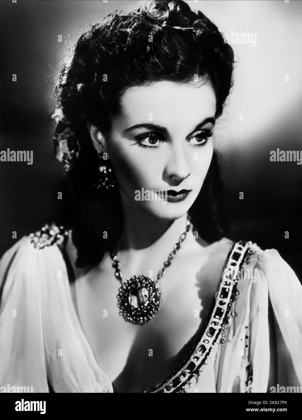 Vivien Leigh Film: Lady Hamilton; That Hamilton Woman (1941) Charaktere: Emma Lady Hamilton Regie: Alexander Korda 03. April 1941 **WARNUNG** Dieses Foto ist nur für redaktionelle Verwendung bestimmt und unterliegt dem Copyright von UNITED ARTISTS und/oder dem Fotografen, der von der Film- oder Produktionsfirma beauftragt wurde und kann nur durch Publikationen im Zusammenhang mit der Bewerbung des oben genannten Films reproduziert werden. Eine obligatorische Gutschrift für UNITED ARTISTS ist erforderlich. Der Fotograf sollte auch bei Bekanntwerden des Fotos gutgeschrieben werden. Ohne schriftliche Genehmigung der Film Company kann keine kommerzielle Nutzung gewährt werden. Stockfoto