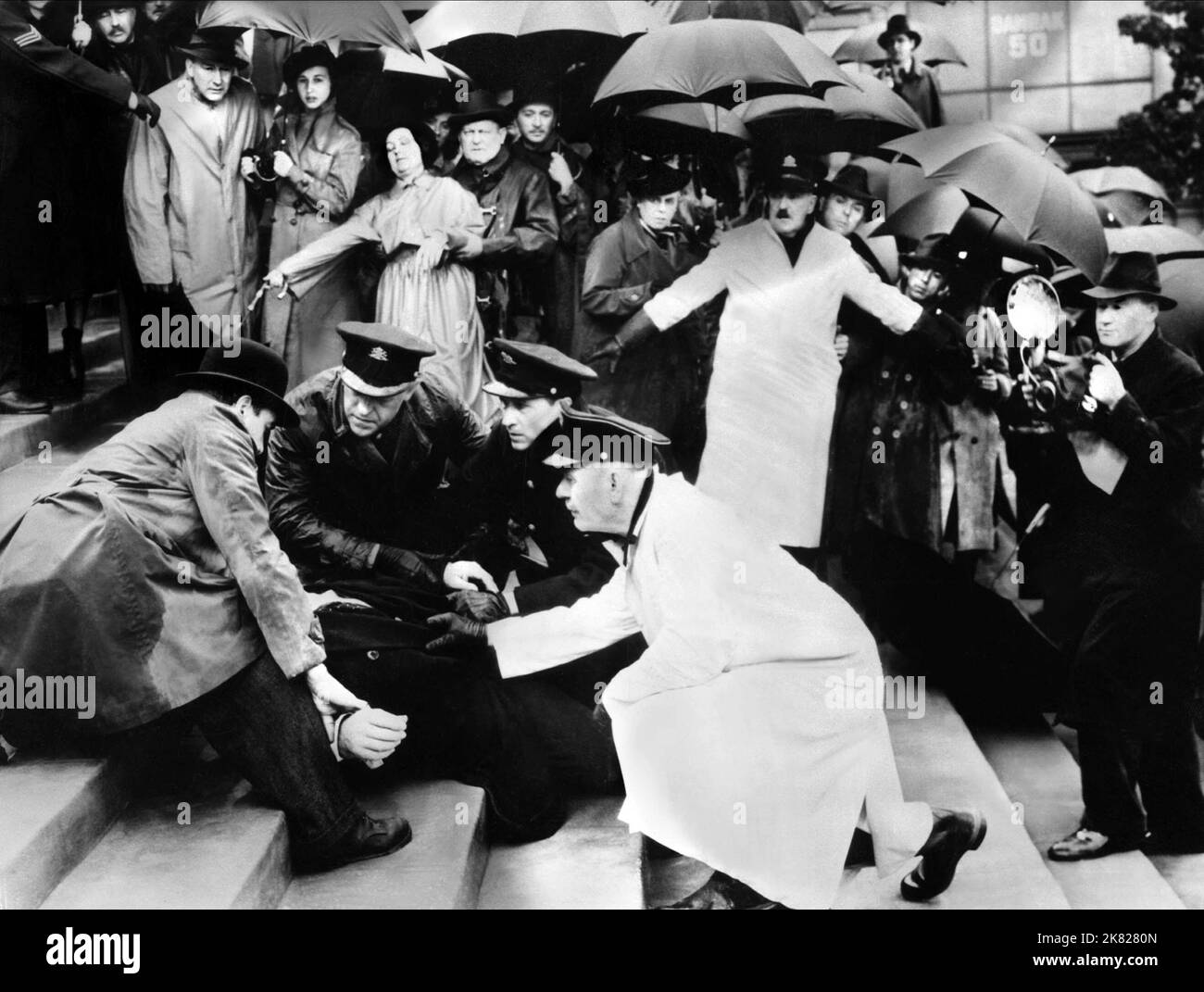 Assassination Scene Film Foreign Correspondent (1940) Regie: Alfred Hitchcock 16. August 1940 **WARNUNG** dieses Foto ist nur für redaktionelle Zwecke bestimmt und unterliegt dem Copyright der UNITED ARTISTS und/oder des von der Film or Production Company beauftragten Fotografen und kann nur durch Veröffentlichungen in Verbindung mit der Werbung für den oben genannten Film reproduziert werden. Eine obligatorische Gutschrift für UNITED ARTISTS ist erforderlich. Der Fotograf sollte ebenfalls angerechnet werden, wenn er bekannt ist. Ohne schriftliche Genehmigung der Film Company kann keine kommerzielle Nutzung gewährt werden. Stockfoto