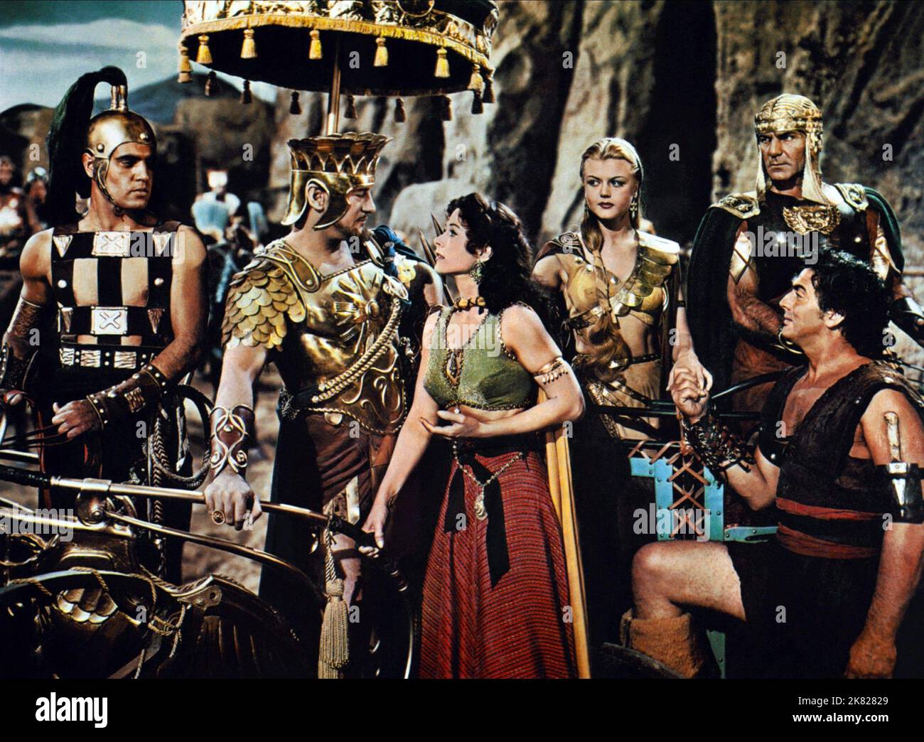 George Sanders, Hedy Lamarr, Angela Lansbury & Victor Mature Film: Samson and Delilah (USA 1949) Charaktere: The Saran of Gaza, Delilah, Semadar, Samson Regie: Cecil B. DeMille 21 December 1949 **WARNUNG** Dieses Foto ist nur für den redaktionellen Gebrauch bestimmt und unterliegt dem Copyright von PARAMOUNT PICTURES und/oder des Fotografen, der von der Film- oder Produktionsfirma beauftragt wurde und darf nur durch Publikationen im Zusammenhang mit der Bewerbung des oben genannten Films reproduziert werden. Eine obligatorische Gutschrift für PARAMOUNT-BILDER ist erforderlich. Der Fotograf sollte auch bei Bekanntwerden des Fotos gutgeschrieben werden. Eine kommerzielle Nutzung kann nicht gewährt werden Stockfoto
