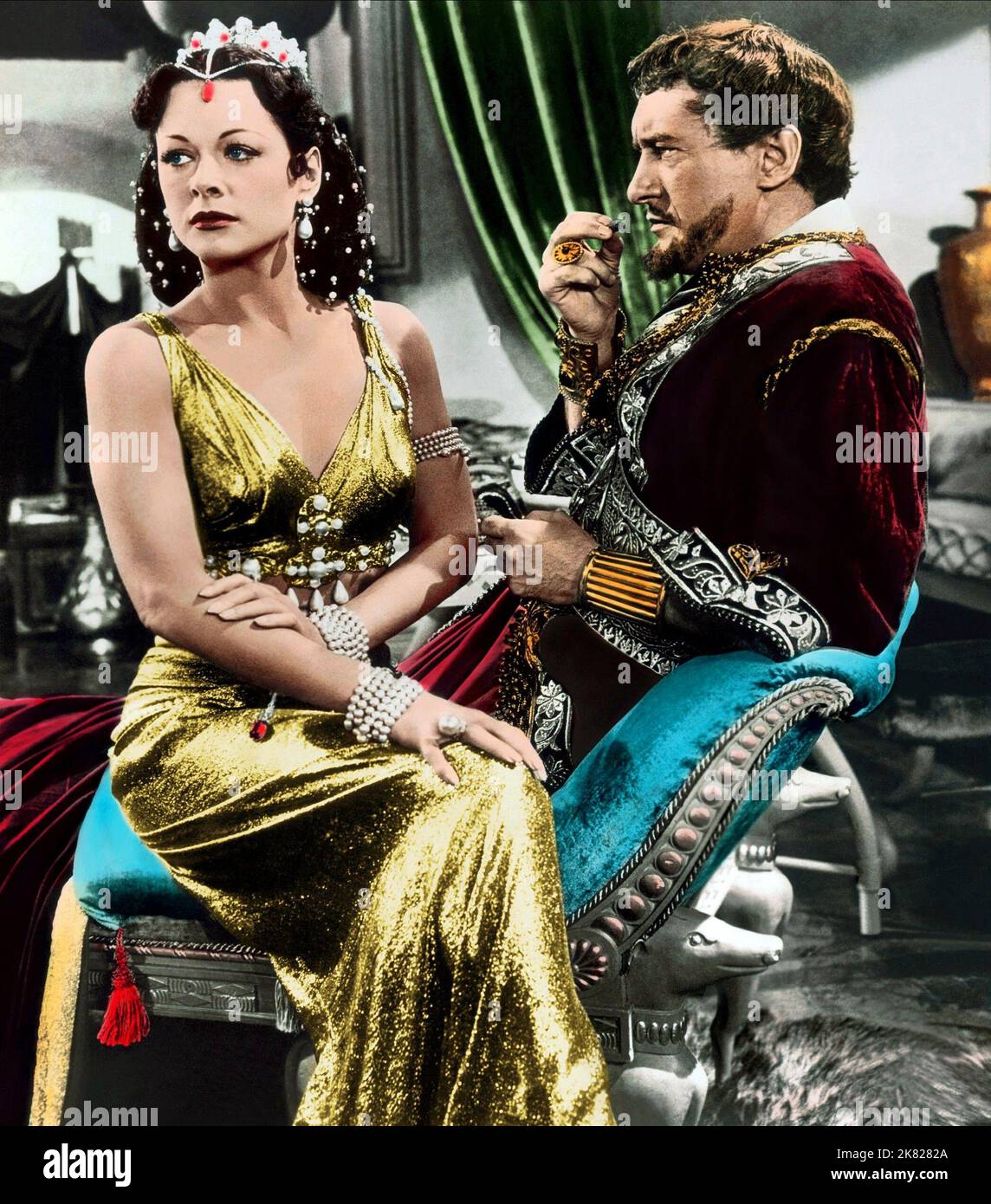 Hedy Lamarr & George Sanders Film: Samson und Delilah (USA 1949) Charaktere: Delilah, der Saran von Gaza Regie: Cecil B. DeMille 21 December 1949 **WARNUNG** Dieses Foto ist nur für den redaktionellen Gebrauch bestimmt und unterliegt dem Copyright von PARAMOUNT PICTURES und/oder des Fotografen, der von der Film- oder Produktionsfirma beauftragt wurde und darf nur durch Publikationen im Zusammenhang mit der Bewerbung des oben genannten Films reproduziert werden. Eine obligatorische Gutschrift für PARAMOUNT-BILDER ist erforderlich. Der Fotograf sollte auch bei Bekanntwerden des Fotos gutgeschrieben werden. Ohne schriftliche Genehmigung der Film Company kann keine kommerzielle Nutzung gewährt werden. Stockfoto