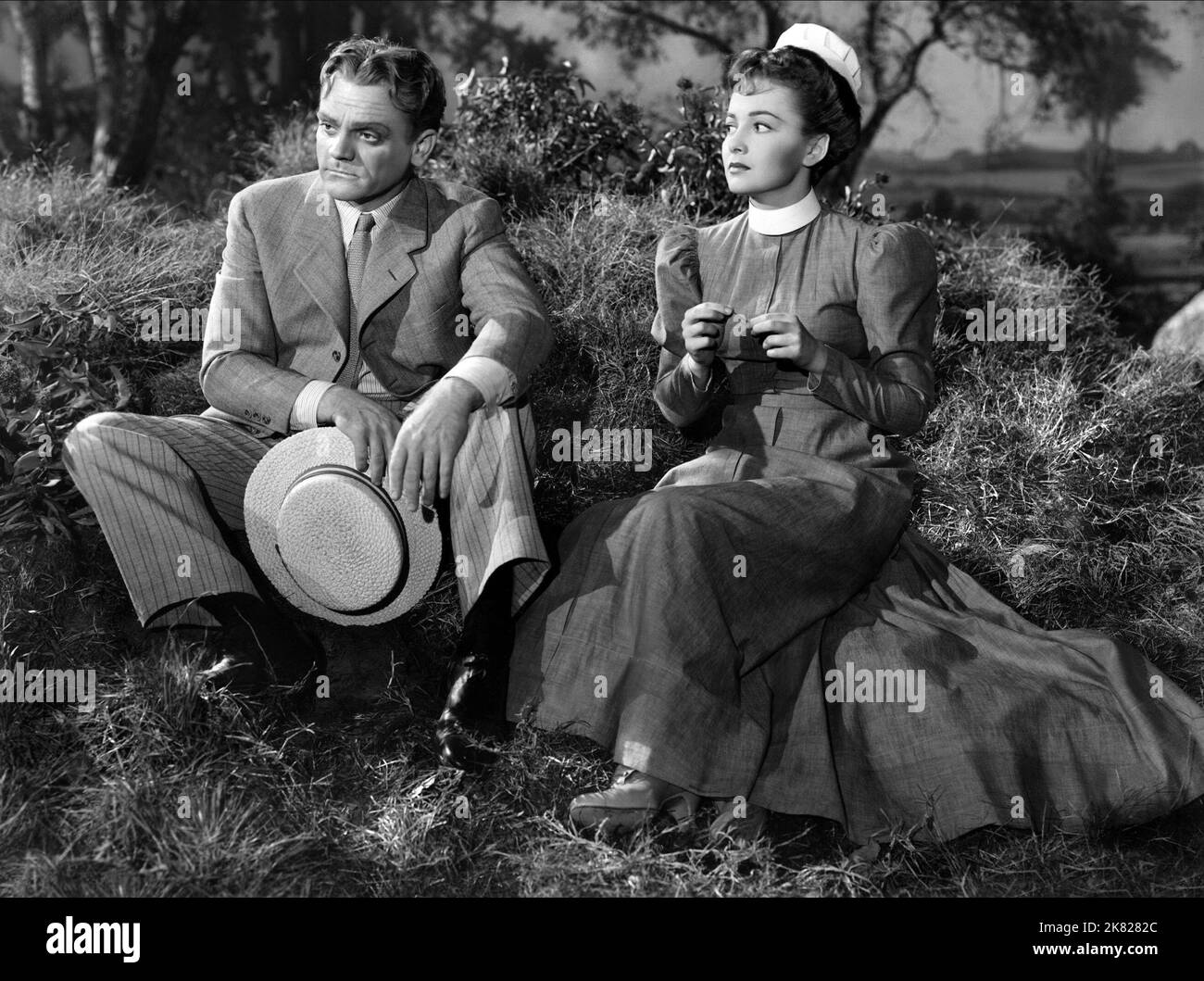 James Cagney & Olivia De Havilland Film: The Strawberry Blonde (USA 1941) Charaktere: T. L. 'Biff' Grimes, Amy Lind Grimes Regie: Raoul Walsh 12 February 1941 **WARNUNG** Dieses Foto ist nur für den redaktionellen Gebrauch bestimmt und unterliegt dem Copyright von WARNER BROS. Und/oder des Fotografen, der von der Film- oder Produktionsfirma beauftragt wurde und nur durch Publikationen im Zusammenhang mit der Bewerbung des oben genannten Films reproduziert werden kann. Eine obligatorische Gutschrift an WARNER BROS. Ist erforderlich. Der Fotograf sollte auch bei Bekanntwerden des Fotos gutgeschrieben werden. Ohne schriftliche Genehmigung der Film Company kann keine kommerzielle Nutzung gewährt werden Stockfoto