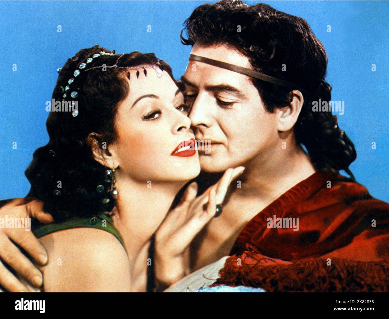 Hedy Lamarr & Victor Mature Film Samson and Delilah (USA 1949) Charaktere: Delilah, Samson Regie: Cecil B. DeMille 21. Dezember 1949 **WARNUNG** dieses Foto ist nur für redaktionelle Zwecke bestimmt und unterliegt dem Urheberrecht von PARAMOUNT PICTURES und/oder dem Fotografen, der von der Film or Production Company zugewiesen wurde. Es kann nur durch Veröffentlichungen in Verbindung mit der Werbung für den oben genannten Film reproduziert werden. Es ist eine obligatorische Gutschrift erforderlich, um BILDER ZU ÜBERSCHNEIDEN. Der Fotograf sollte ebenfalls angerechnet werden, wenn er bekannt ist. Ohne schriftliche Genehmigung der Film Company kann keine kommerzielle Nutzung gewährt werden. Stockfoto
