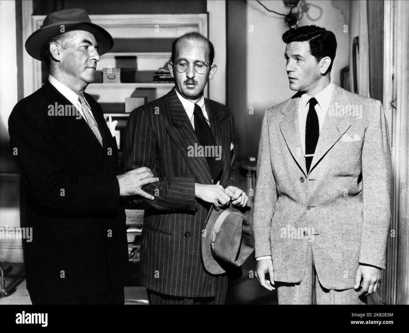John Garfield Film Force of Evil (1948) Charaktere: Joe Morse Regie: Abraham Polonsky 25. Dezember 1948 **WARNUNG** dieses Foto ist nur für redaktionelle Zwecke bestimmt und unterliegt dem Copyright von MGM/SCOTTY WELBOURNE und/oder dem Fotografen, der von der Film or Production Company beauftragt wurde. Eine obligatorische Gutschrift an MGM/SCOTTY WELBOURNE ist erforderlich. Ohne schriftliche Genehmigung der Film Company kann keine kommerzielle Nutzung gewährt werden. Stockfoto