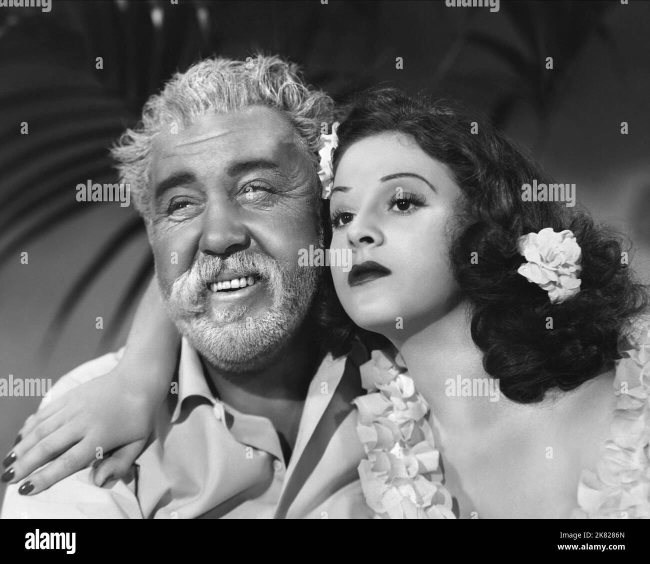 Charles Laughton & Peggy Drake Film: Die Tuttle Von Tahiti (1944) Charaktere: Jonas Tuttle, Tamara Taio Regie: Charles Vidor 29 April 1942 **WARNUNG** Dieses Foto ist nur für redaktionelle Zwecke bestimmt und unterliegt dem Copyright von SOL-PRODUKTIONEN UND/oder dem Fotografen, der von der Film- oder Produktionsfirma beauftragt wurde, und kann nur von Publikationen im Zusammenhang mit der Bewerbung des oben genannten Films reproduziert werden. Eine obligatorische Gutschrift für weniger STARK produzierte SOL-PRODUKTIONEN ist erforderlich. Der Fotograf sollte auch bei Bekanntwerden des Fotos gutgeschrieben werden. Ohne schriftliche Genehmigung der Film Company kann keine kommerzielle Nutzung gewährt werden Stockfoto