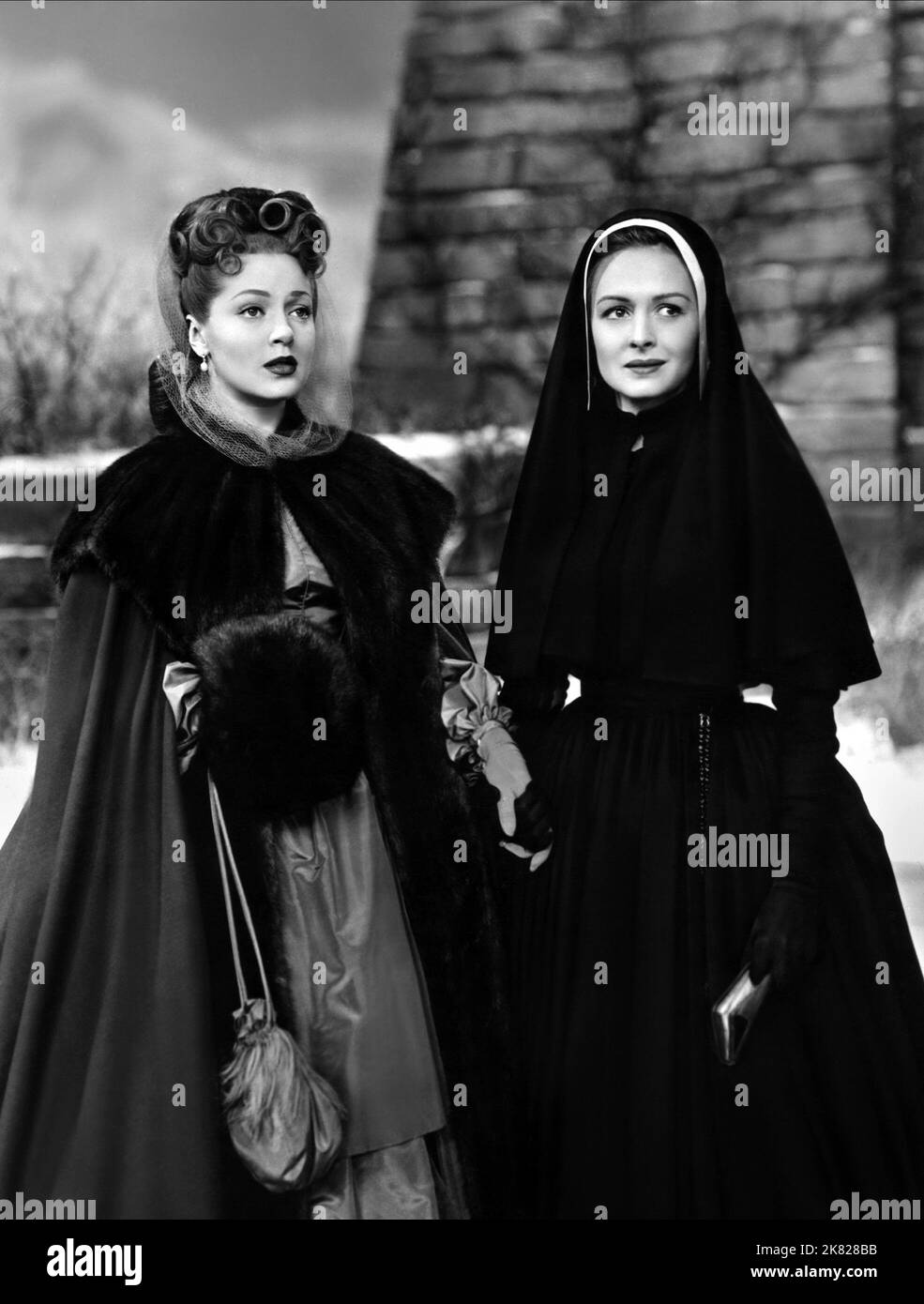 Lana Turner & Donna Reed Film: Green Dolphin Street (1947) Charaktere: Marianne Patourel, Marguerite Patourel Regie: Victor Saville 15 October 1947 **WARNUNG** Dieses Foto ist nur für redaktionelle Zwecke bestimmt und unterliegt dem Copyright von MGM und/oder dem Fotografen, der von der Film- oder Produktionsfirma beauftragt wurde, und kann nur von Publikationen im Zusammenhang mit der Bewerbung des oben genannten Films reproduziert werden. Eine obligatorische Gutschrift an MGM ist erforderlich. Der Fotograf sollte auch bei Bekanntwerden des Fotos gutgeschrieben werden. Ohne schriftliche Genehmigung der Film Company kann keine kommerzielle Nutzung gewährt werden. Stockfoto