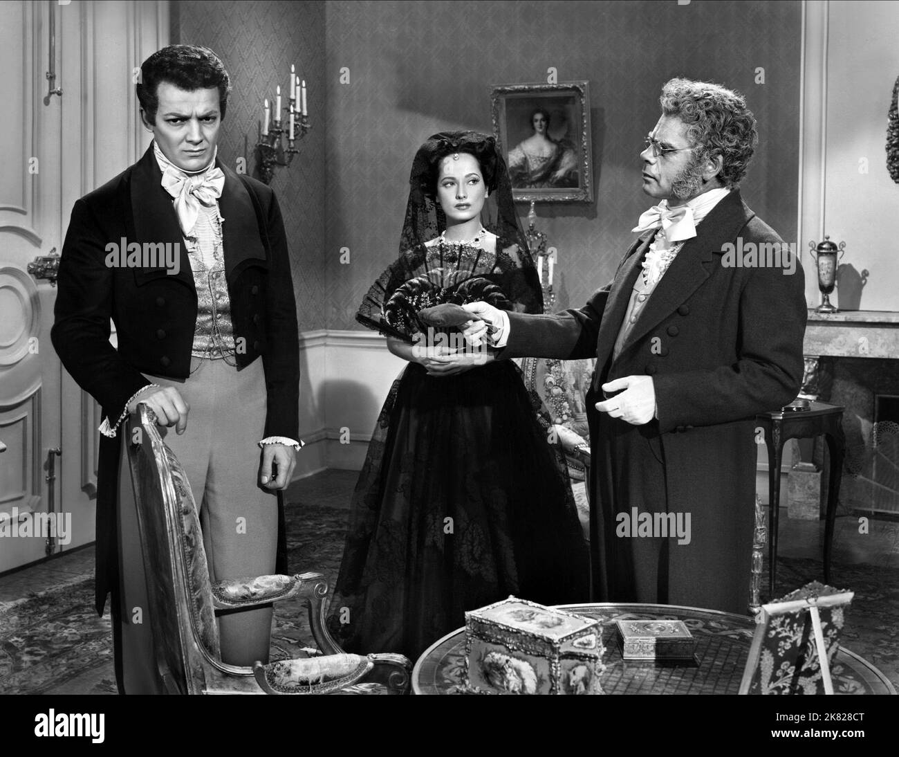 Cornel Wilde, Merle Oberon & Paul Muni Film: A Song to Remember (1945) Charaktere: Frederic Chopin, George Sand, Prof. Joseph Elsner Regie: Charles Vidor 18 January 1945 **WARNUNG** Dieses Foto ist nur für redaktionelle Zwecke bestimmt und unterliegt dem Copyright von COLUMBIA und/oder des Fotografen, der von der Film- oder Produktionsfirma beauftragt wurde, und kann nur von Publikationen im Zusammenhang mit der Bewerbung des oben genannten Films reproduziert werden. Eine obligatorische Gutschrift an COLUMBIA ist erforderlich. Der Fotograf sollte auch bei Bekanntwerden des Fotos gutgeschrieben werden. Ohne schriftliche Genehmigung des Film Comp kann keine kommerzielle Nutzung gewährt werden Stockfoto